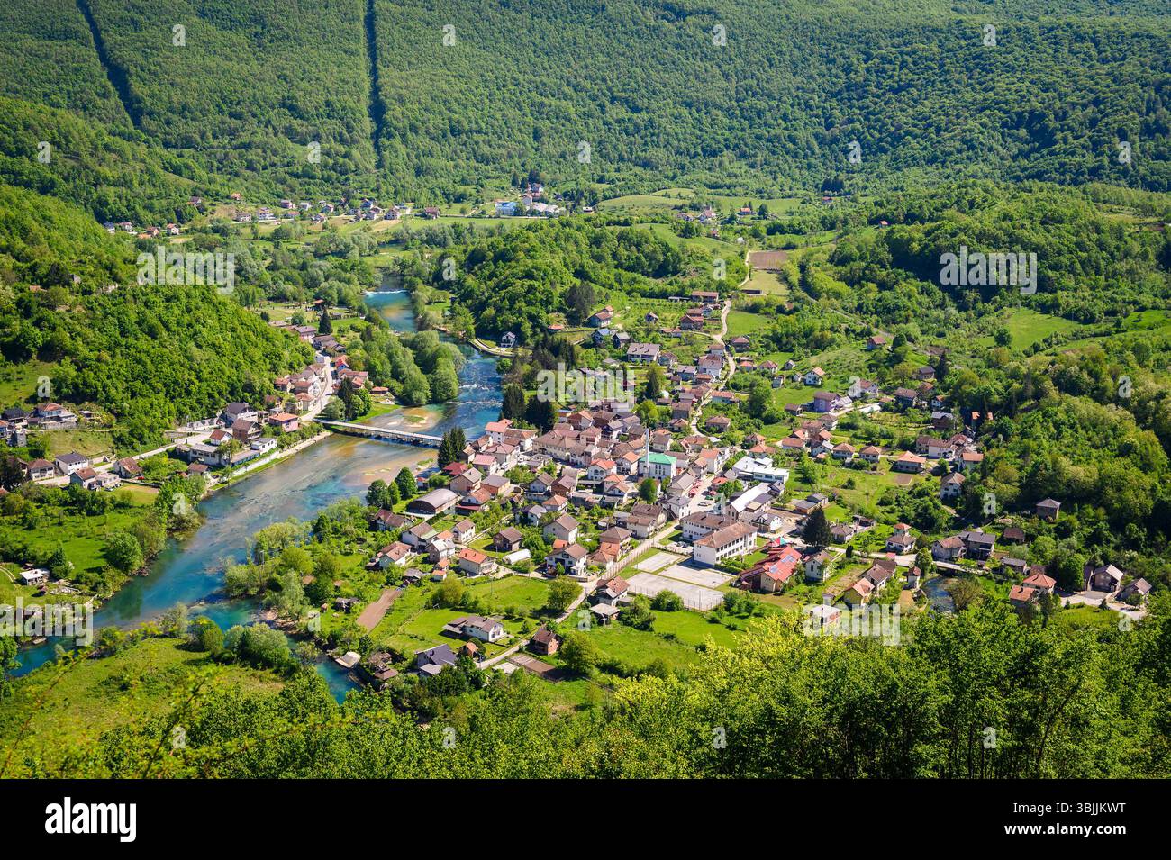 Città di Kulen Vakuf e fiume una in Bosnia ed Erzegovina. Una vista dal Castello di Ostrovica sopra Kulen Vakuf con vista del fiume una. Foto Stock