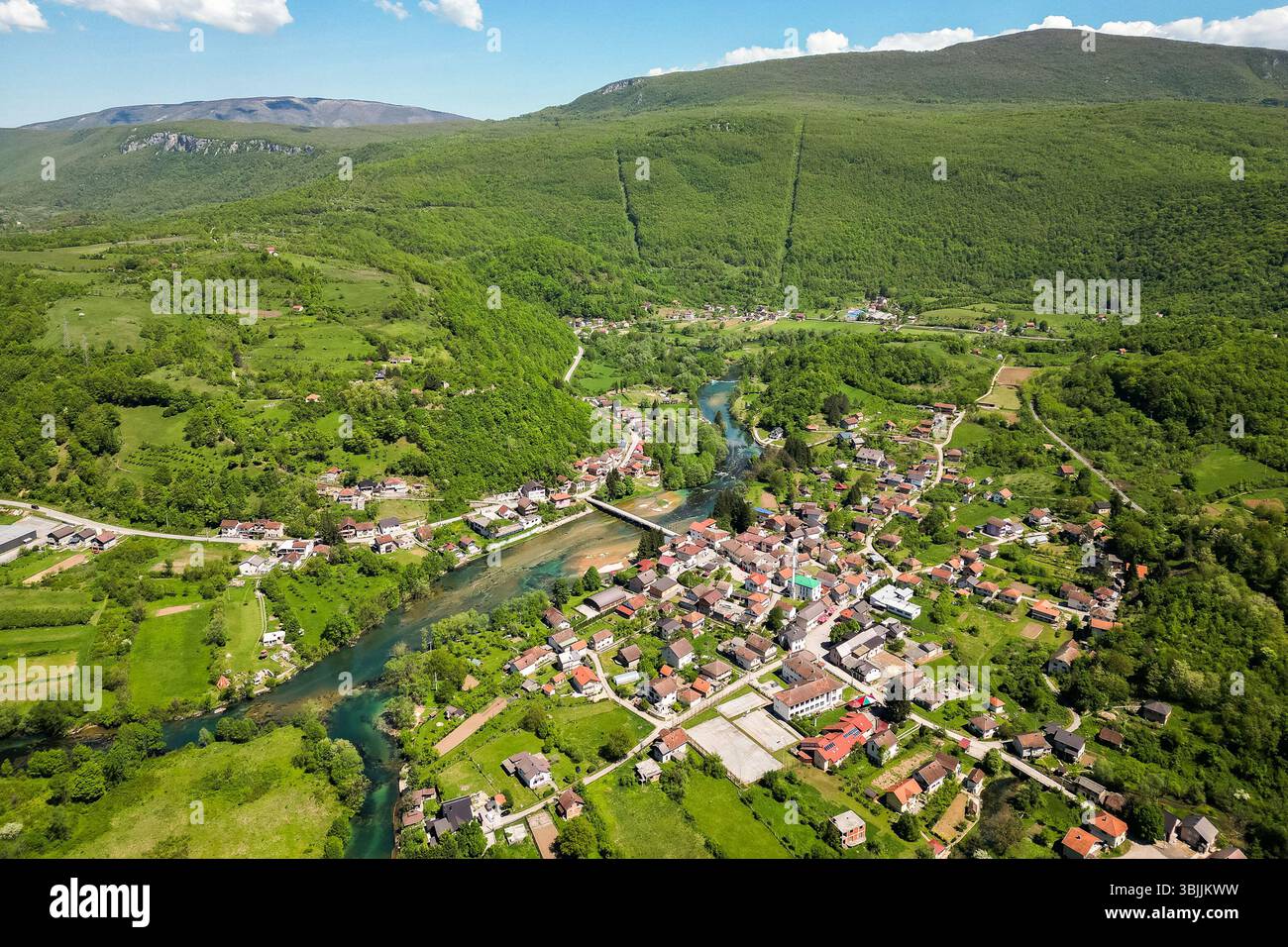 Città di Kulen Vakuf e fiume una in Bosnia ed Erzegovina. Una vista dal Castello di Ostrovica sopra Kulen Vakuf con vista del fiume una. Foto Stock