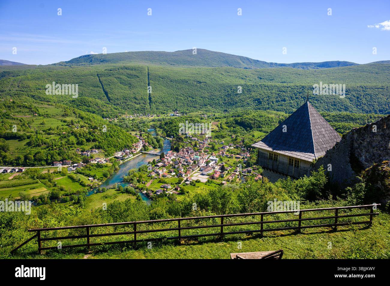 Città di Kulen Vakuf e fiume una in Bosnia ed Erzegovina. Una vista dal Castello di Ostrovica sopra Kulen Vakuf con vista del fiume una. Foto Stock
