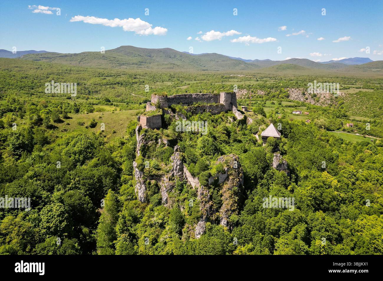 Castello di Ostrovica sopra Kulen Vakuf nel parco nazionale una River in Bosnia ed Erzegovina. Foto Stock