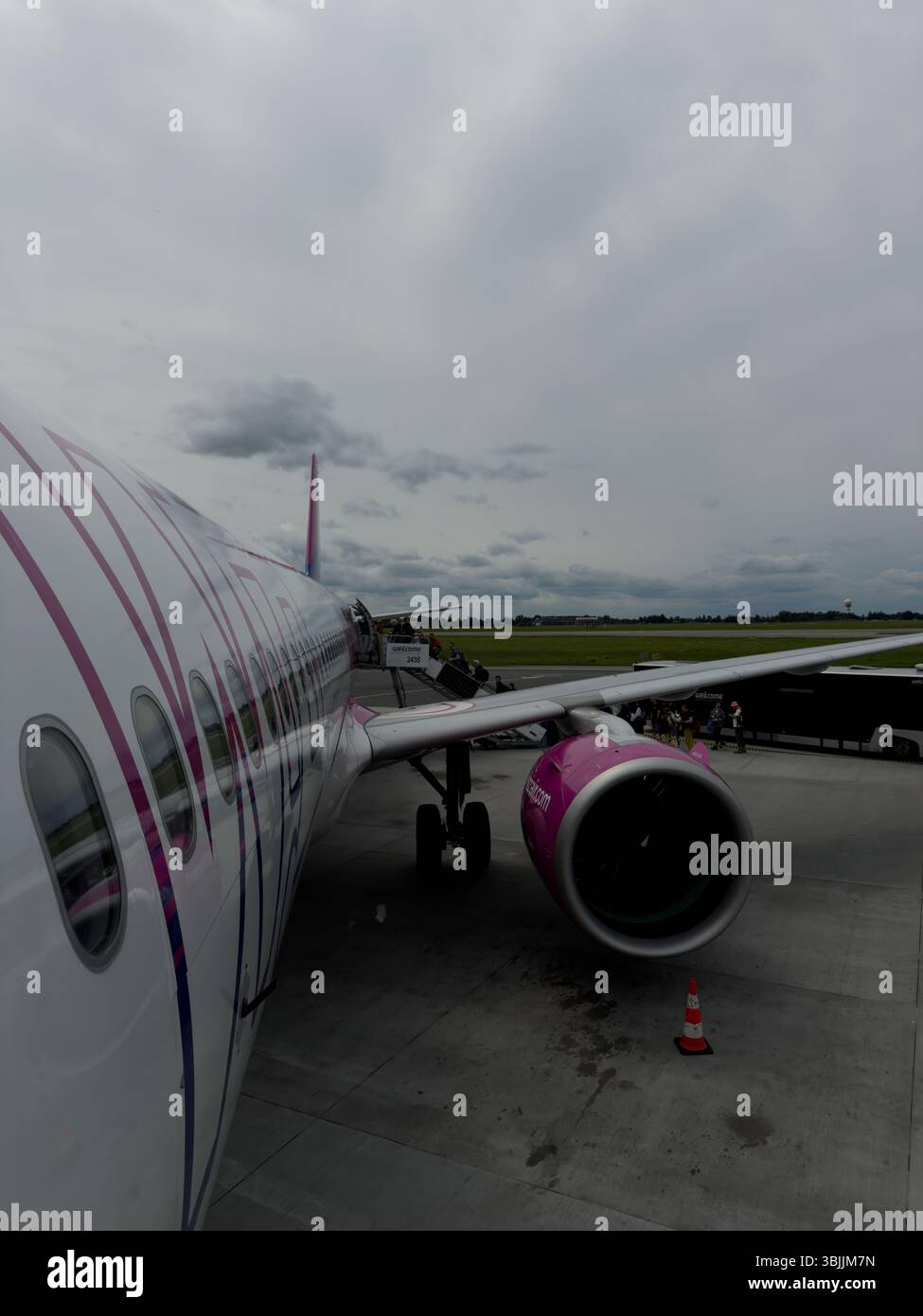 Passeggeri che salgono su un aereo con scale all'aeroporto, tema di viaggio - Immagine stock catturata con smartphone