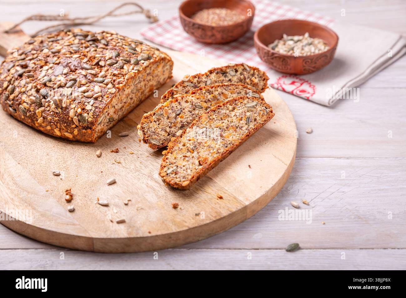 Pane proteico, pane paleo con noci, semi, senza glutine Foto Stock