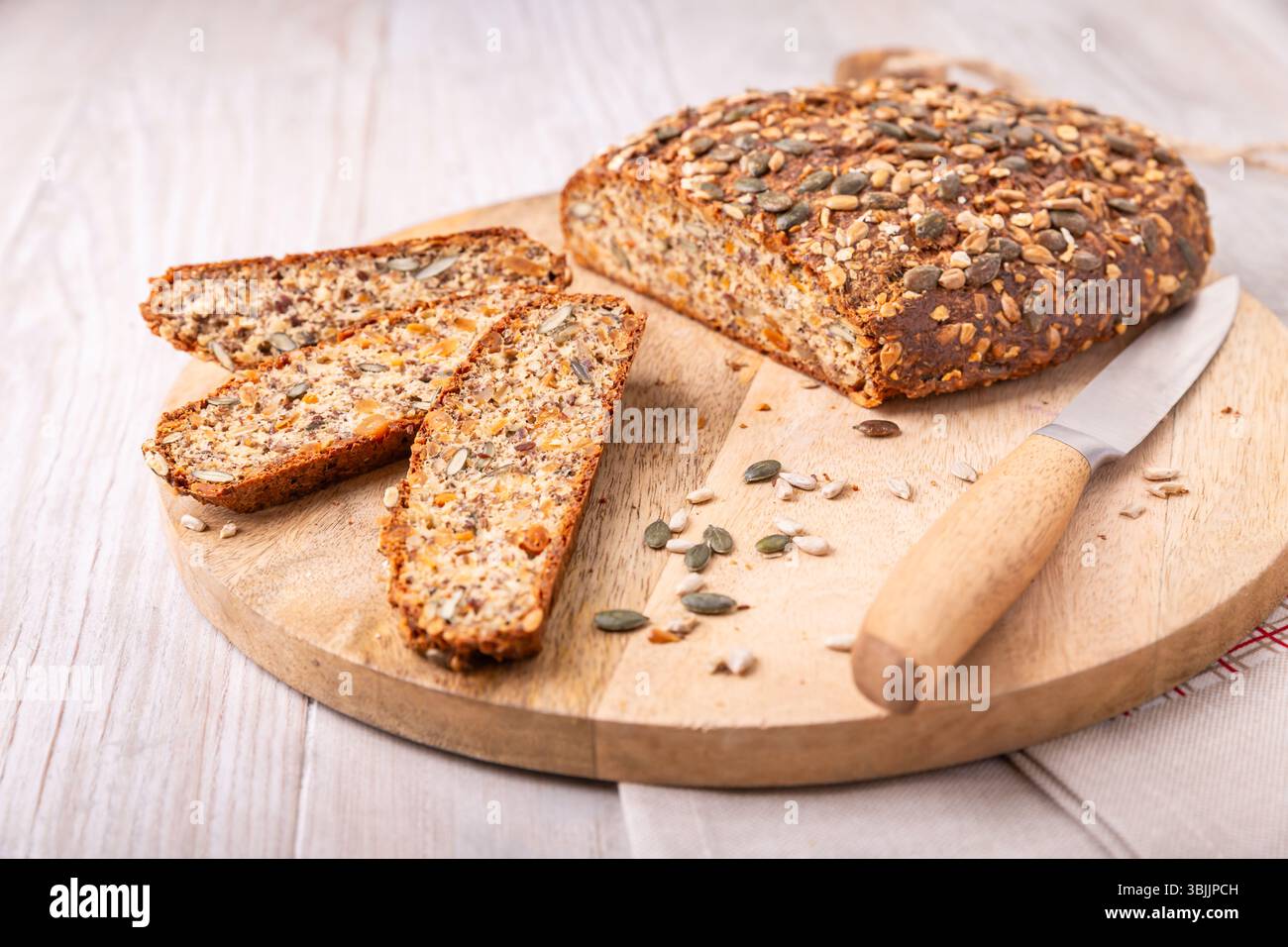 Pane proteico, pane paleo con noci, semi, senza glutine Foto Stock