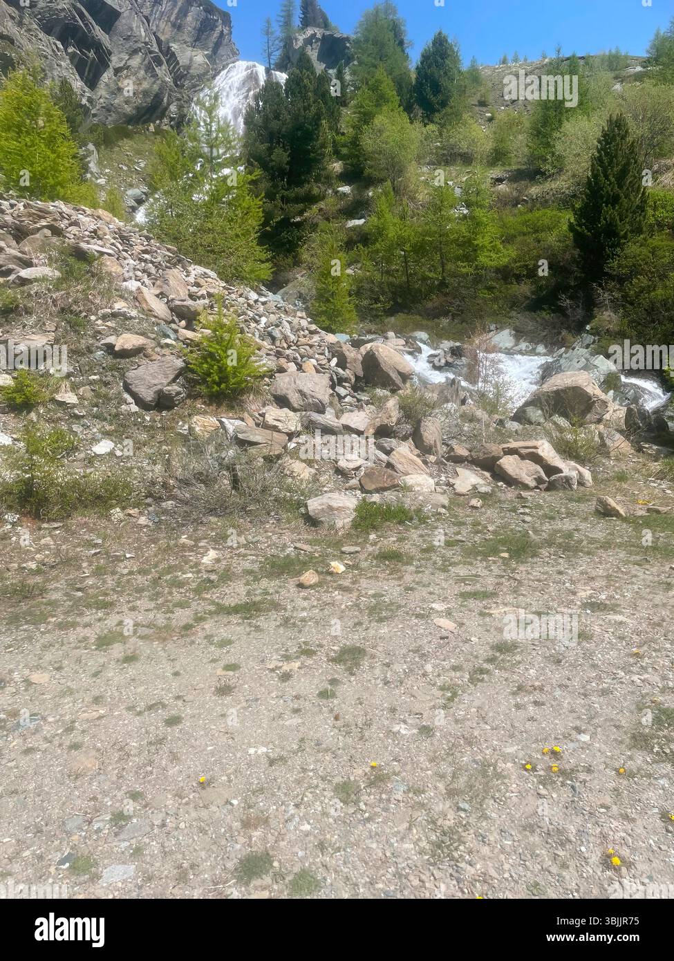 Cascate alla sorgente tra le montagne delle Alpi italiane, cascate di Lillaz Foto Stock