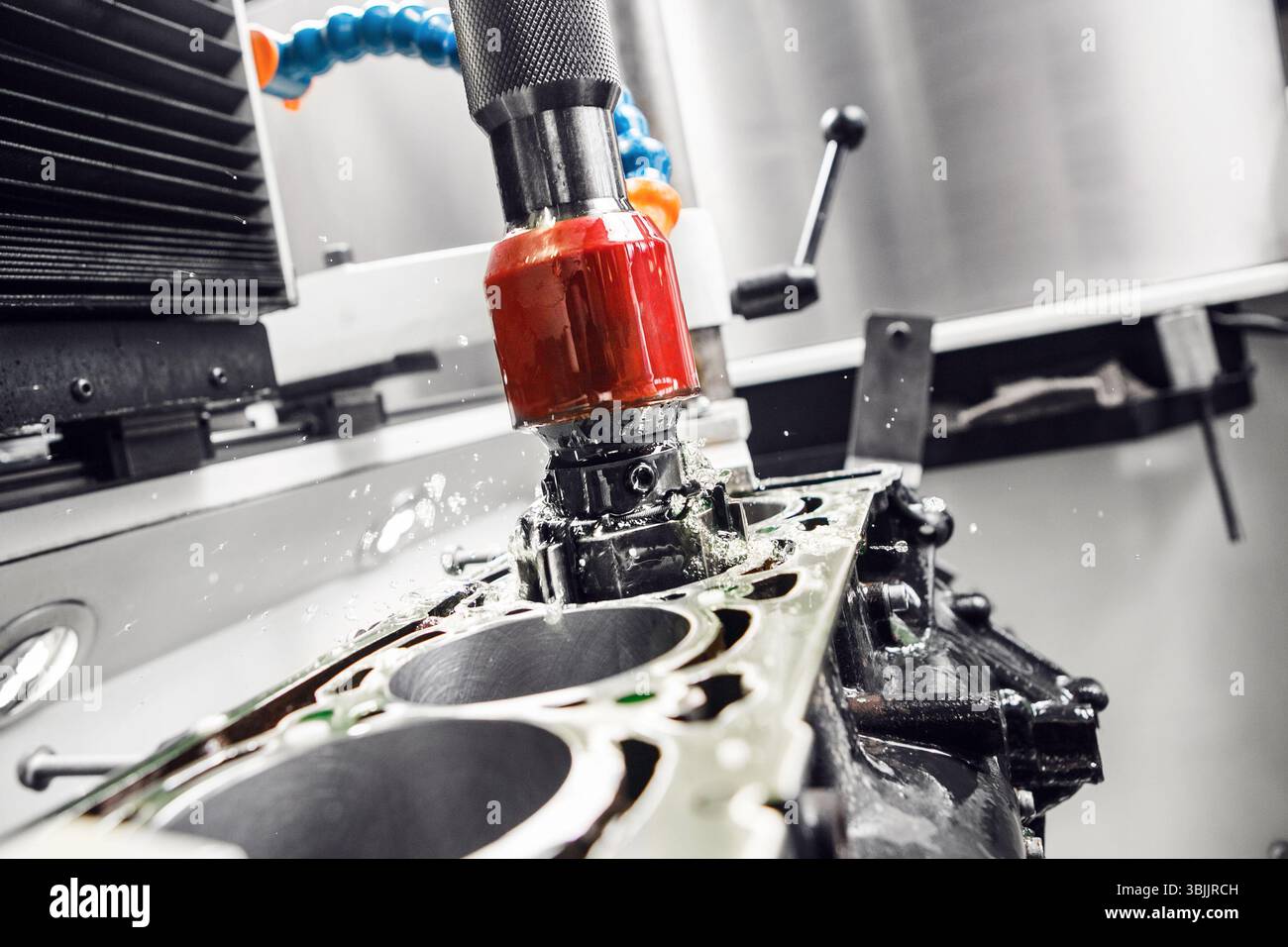 Levigatura dei blocchi CNC, revisione del motore. Nel reparto di lavorazione del motore viene utilizzata una levigatrice automatica per eseguire la levigatura di tutti i blocchi motore Foto Stock