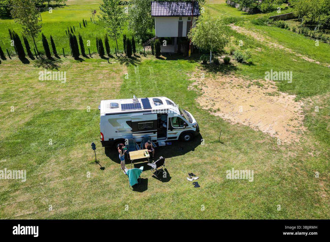 Campeggio per famiglie con camper in un campeggio in Bosnia vicino al fiume una. Relax per tutta la famiglia con camper, sedie e tavolo in vacanza. Foto Stock