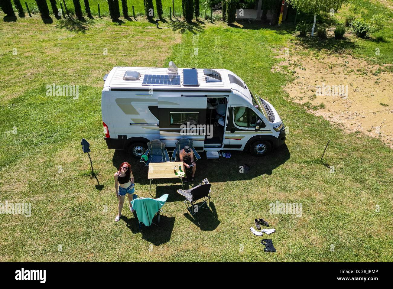 Campeggio per famiglie con camper in un campeggio in Bosnia vicino al fiume una. Relax per tutta la famiglia con camper, sedie e tavolo in vacanza. Foto Stock