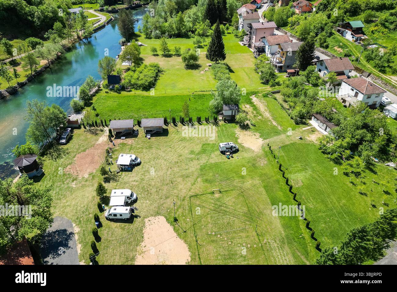 Piccolo campeggio per camper vicino al fiume una nella città di Kulen Vakuf in Bosnia ed Erzegovina. Foto Stock