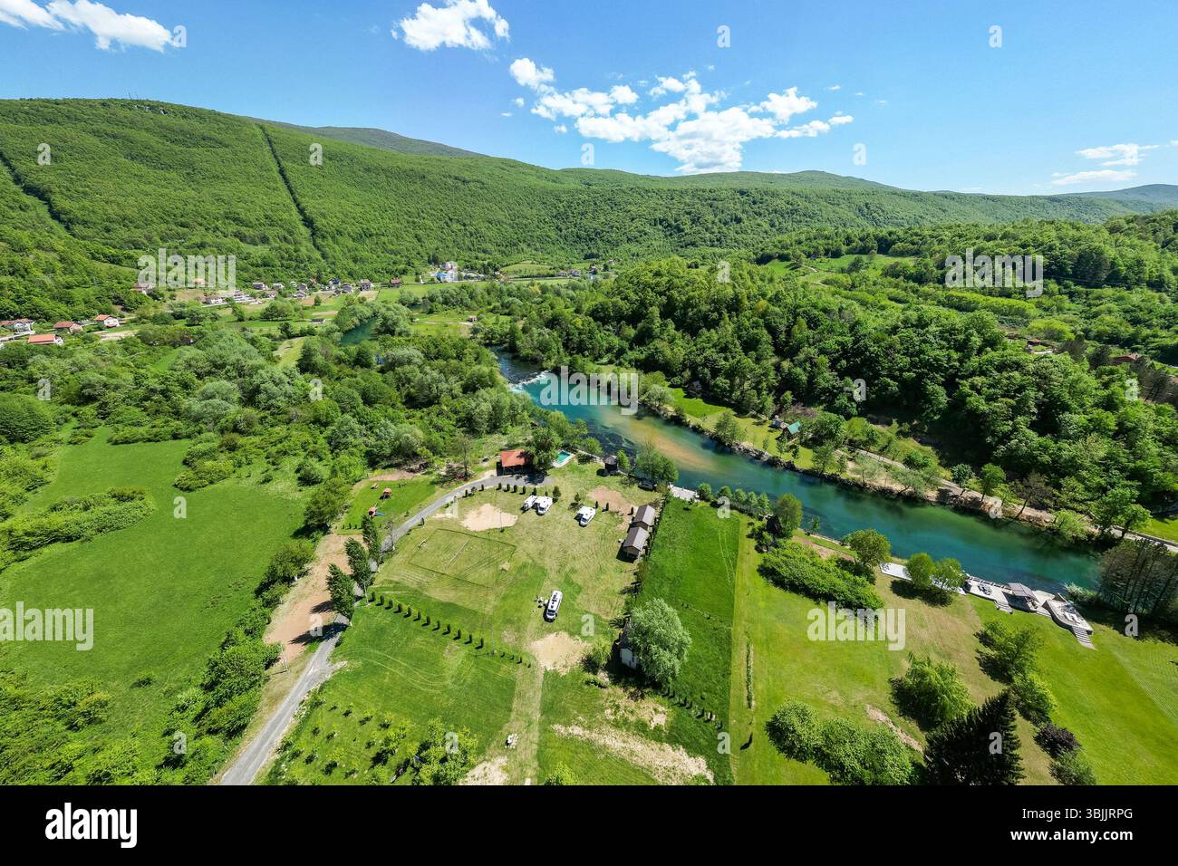 Piccolo campeggio per camper vicino al fiume una nella città di Kulen Vakuf in Bosnia ed Erzegovina. Foto Stock