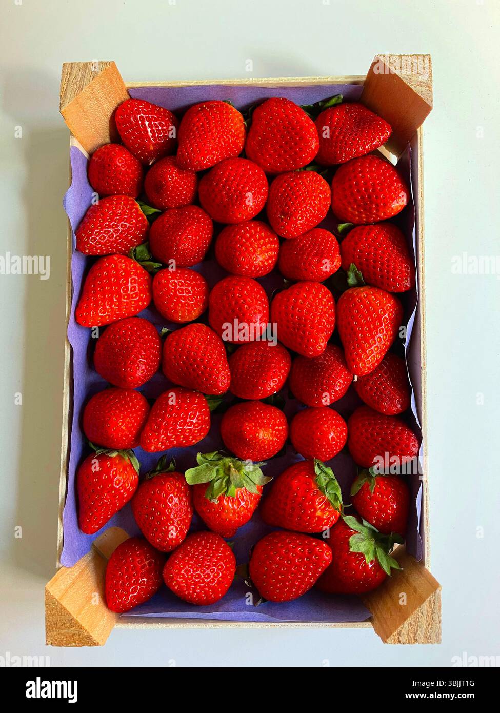 Le fragole in una scatola. - Immagine stock catturata con smartphone