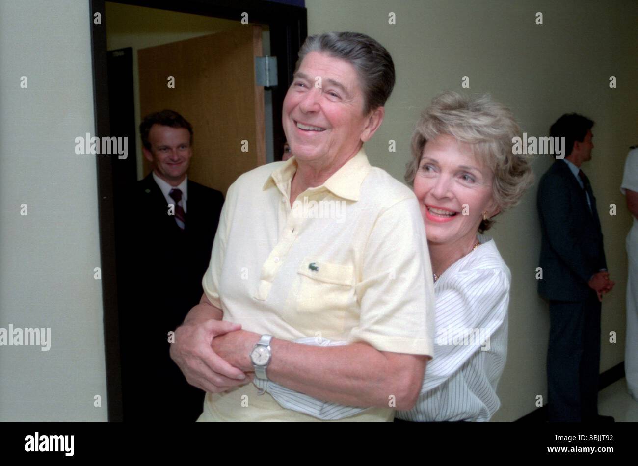 Il presidente Ronald Reagan e Nancy Reagan insieme al Bethesda Naval Hospital nel 1985 Foto Stock