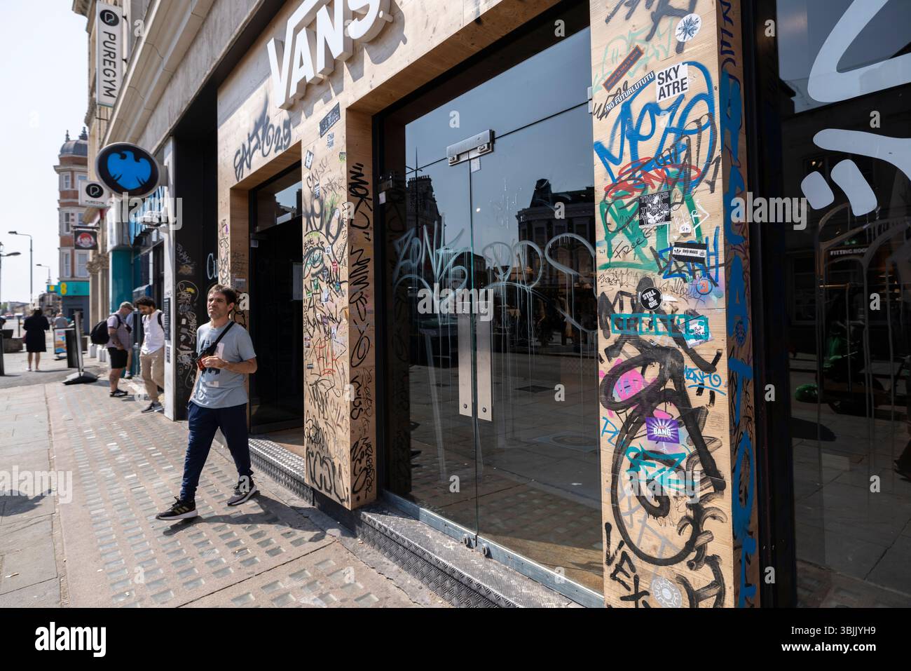 Camden High Street è un'affollata località turistica nel nord di Londra, che è diventata un punto di svolta nella violenta crisi criminale del Regno Unito, Inghilterra, Regno Unito Foto Stock
