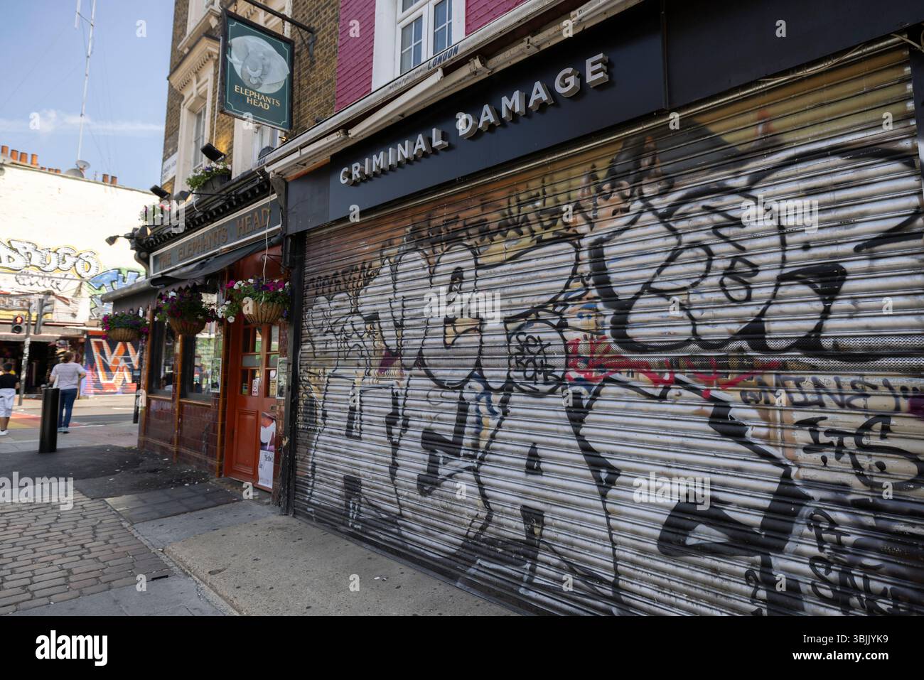 Camden High Street è un'affollata località turistica nel nord di Londra, che è diventata un punto di svolta nella violenta crisi criminale del Regno Unito, Inghilterra, Regno Unito Foto Stock