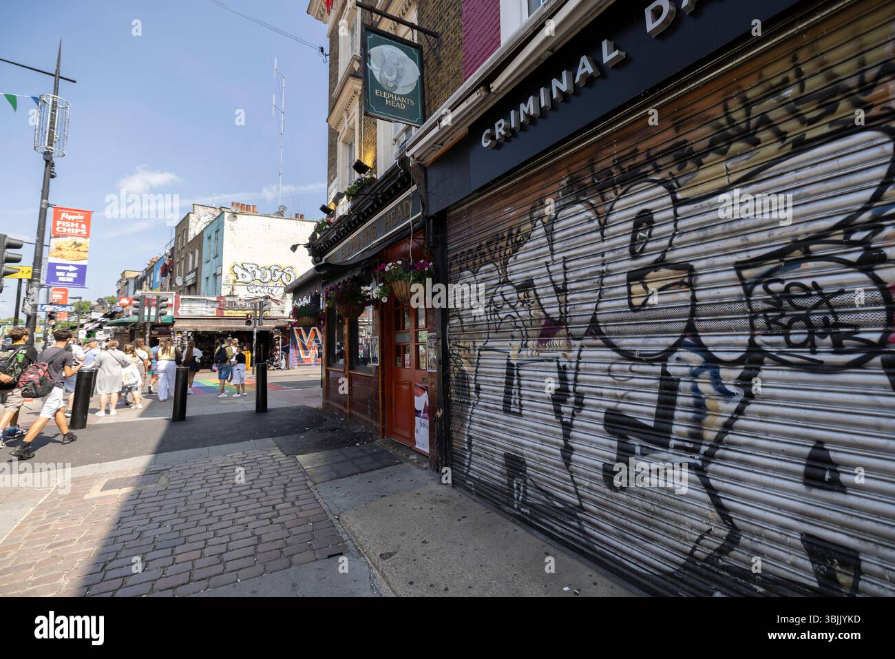 Camden High Street è un'affollata località turistica nel nord di Londra, che è diventata un punto di svolta nella violenta crisi criminale del Regno Unito, Inghilterra, Regno Unito Foto Stock