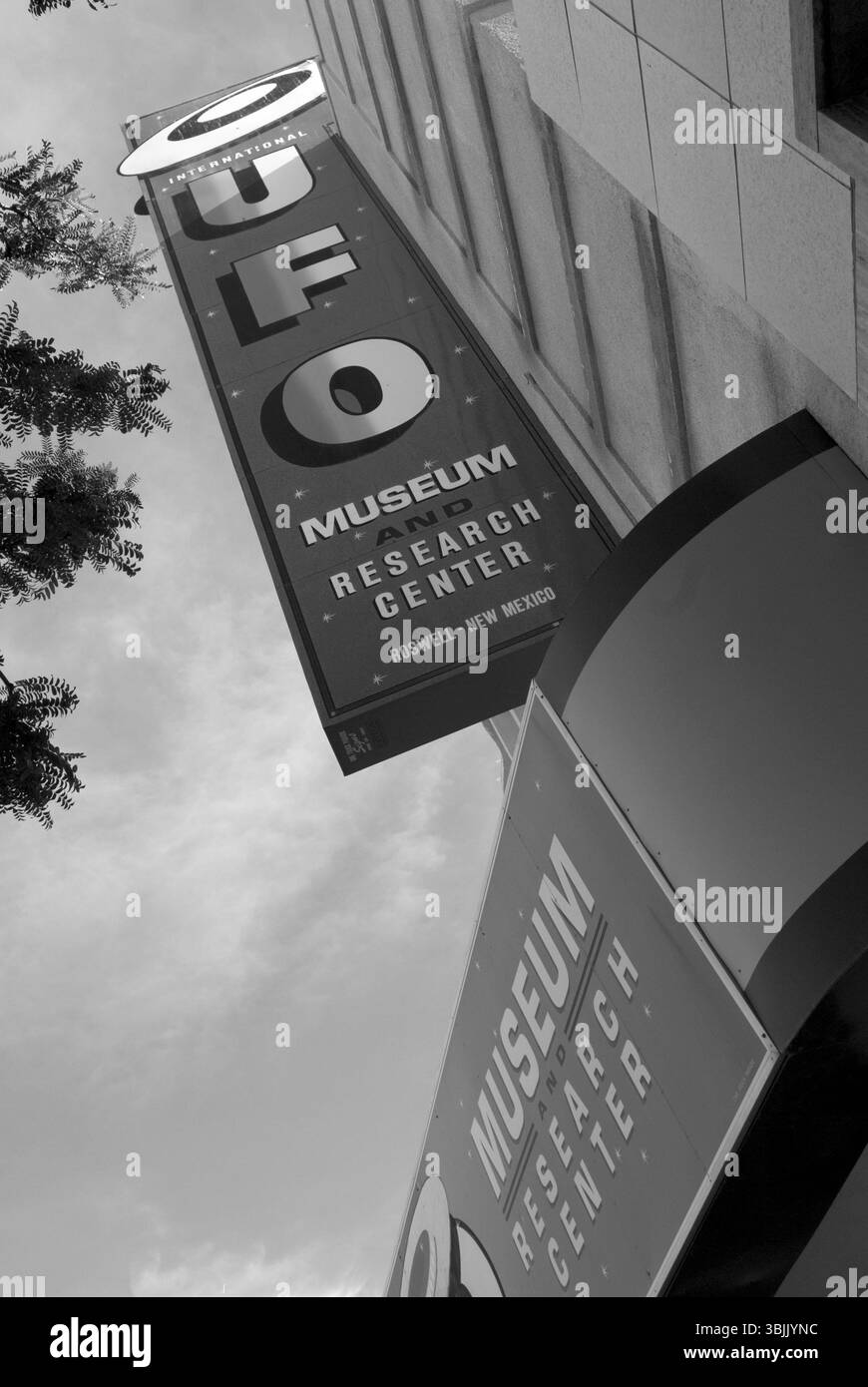 Il museo e il centro di ricerca UFO si trovano nel centro di Roswell, New Mexico, Stati Uniti, una destinazione popolare per gli appassionati di alieni e il turismo della cultura pop. Foto Stock