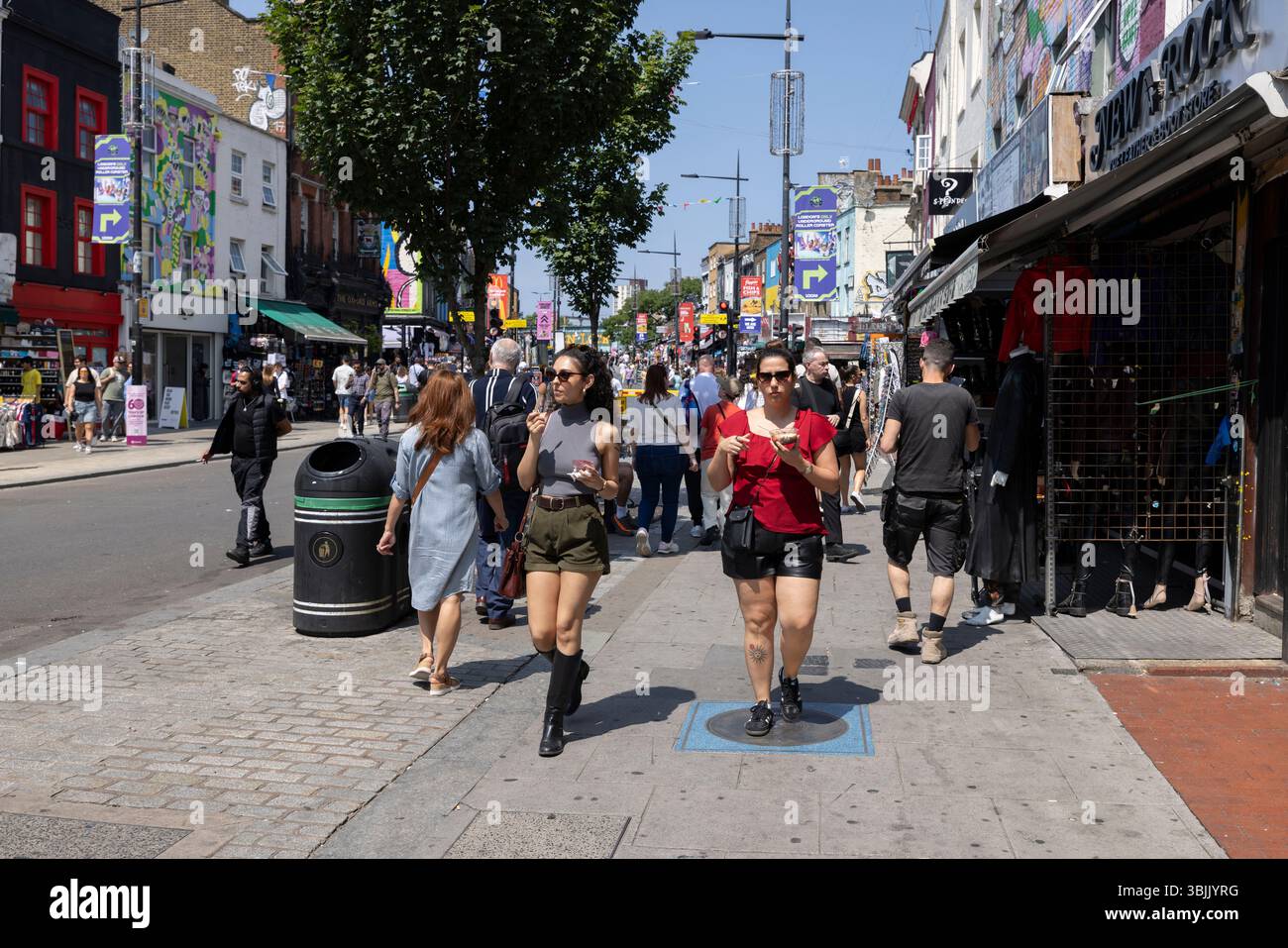 Camden High Street è un'affollata località turistica nel nord di Londra, che è diventata un punto di svolta nella violenta crisi criminale del Regno Unito, Inghilterra, Regno Unito Foto Stock
