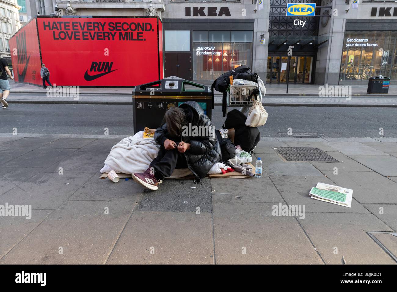 Senzatetto per le strade del West End di Londra nella città di Westminster, Londra, Inghilterra, Regno Unito Foto Stock