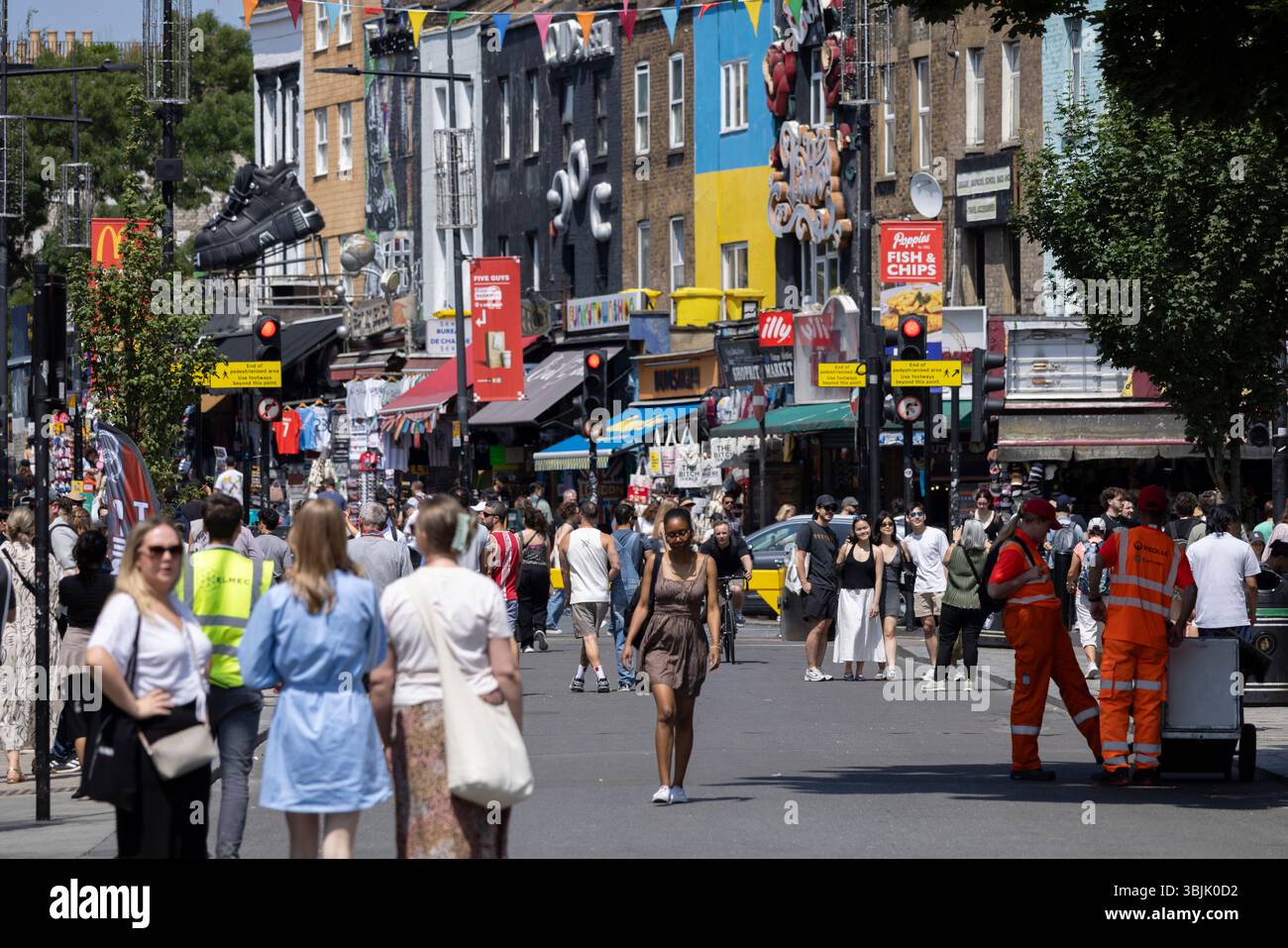 Camden High Street è un'affollata località turistica nel nord di Londra, che è diventata un punto di svolta nella violenta crisi criminale del Regno Unito, Inghilterra, Regno Unito Foto Stock