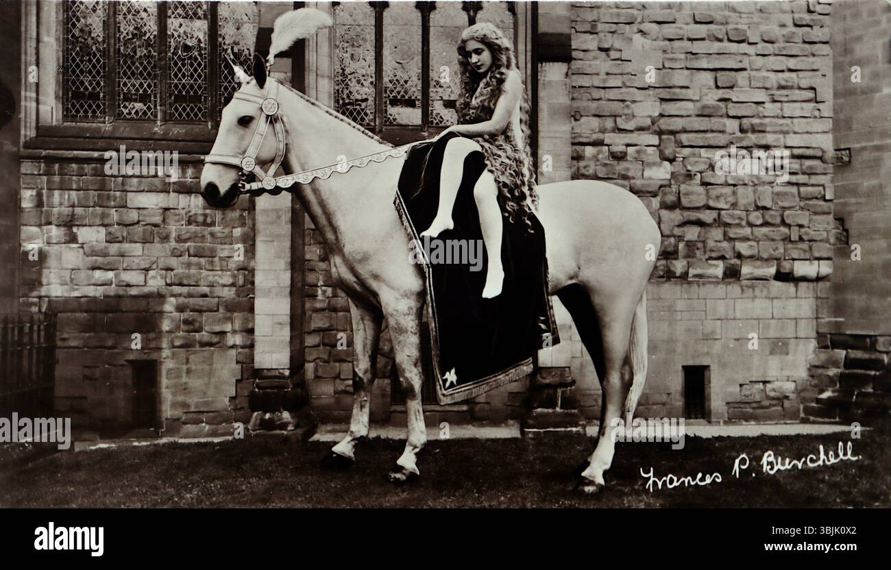 La signorina Francis P. Burchel, attrice, qui interpretata come Lady Godiva nel Coventry Hospital Pageant del 27 giugno 1936. Fotografato da Clayton, di Coventry, questo era il numero 2 di una serie di carte pubblicate da H.H. Thopson, anch'egli di Coventry. Da una raccolta mista di cartoline di storia sociale, principalmente dei primi anni del XX secolo. Foto Stock