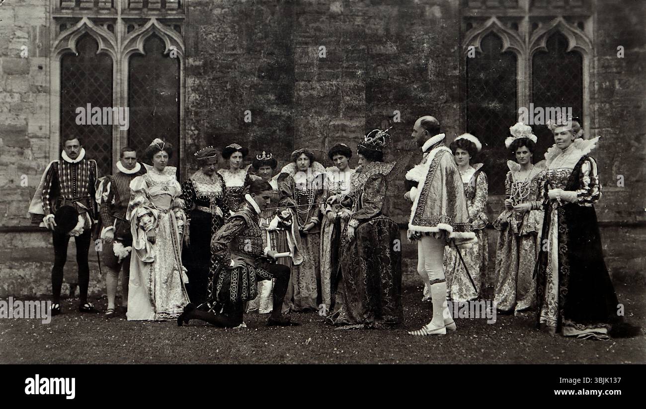 A Masque of Penshurst Place - la visita della regina Elisabetta I. Una rievocazione storica in un evento sconosciuto, ma probabilmente il Lancaster Historical Pageant nel 1932. Pubblicato per la prima volta da Lankaster Photographer di Tunbridge Wells. Da una raccolta mista di cartoline di storia sociale, principalmente dei primi anni del XX secolo. Foto Stock