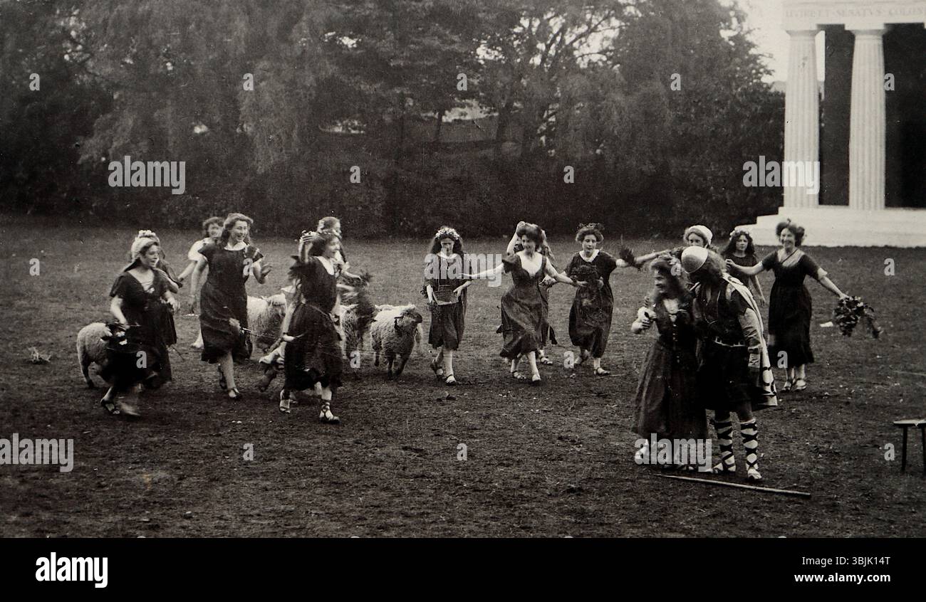 Episodio VII che vede protagonisti Edward, Ecgwyn e Maidens, una rievocazione al Colchester Pageant nel 1909. Questo episodio raffigurava Edoardo il Vecchio ed Ecgwyn, una nobildonna tradizionalmente ritenuta sua moglie. Foto originale di Royal Studio, Colchester. Da una raccolta mista di cartoline di storia sociale, principalmente dei primi anni del XX secolo. Foto Stock