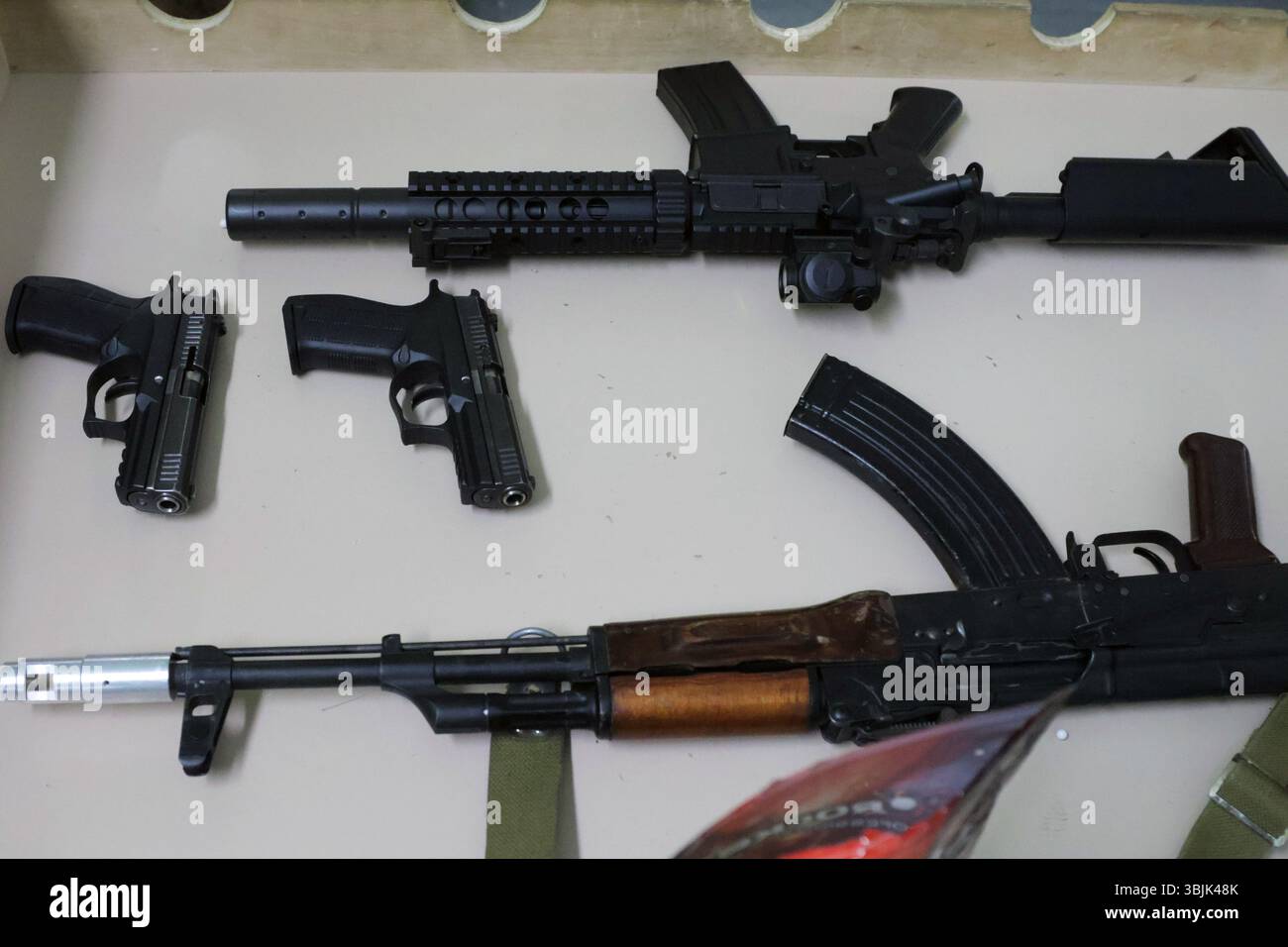 I modelli di fucili e pistole sono esposti durante una lezione di tiro per gli studenti delle classi 10th-11th tenuti come parte della aggiornata materia scolastica "difesa dell'Ucraina" in un centro di formazione nella regione di Kiev, Ucraina, 13 giugno 2025. (Foto di Eugen Kotenko/Ukrinform) Foto Stock