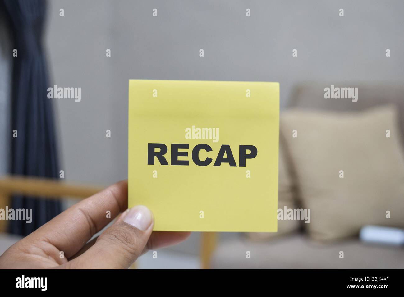 Concetto di ricapitolazione scrivere sulle note adesive isolate su un tavolo in legno. Foto Stock