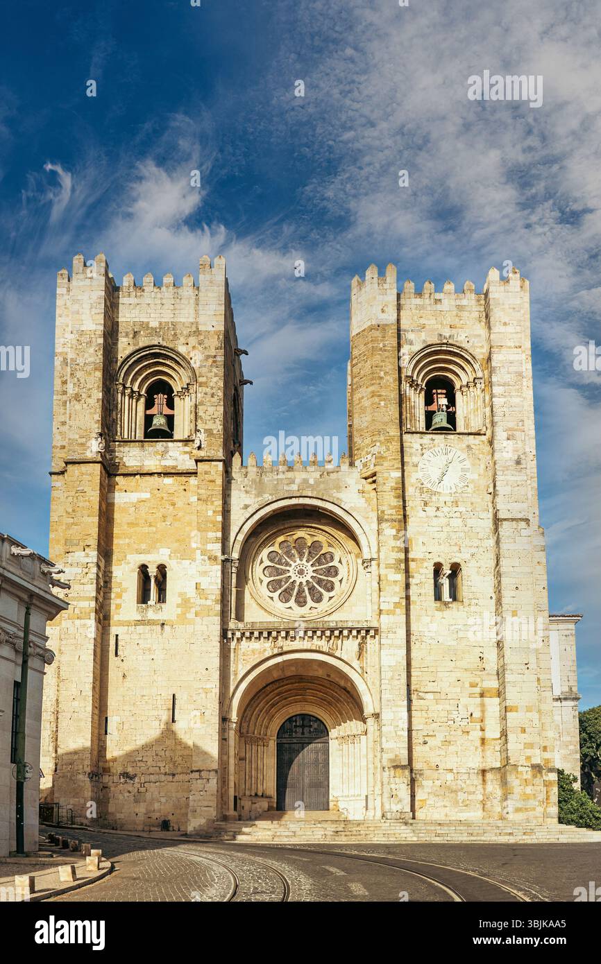 Storica cattedrale di Lisbona con architettura romanica, torri gemelle e rosone, perfetta per viaggi e ricerche storiche. Lisbona, Portogallo - 11 giugno 2025 Foto Stock