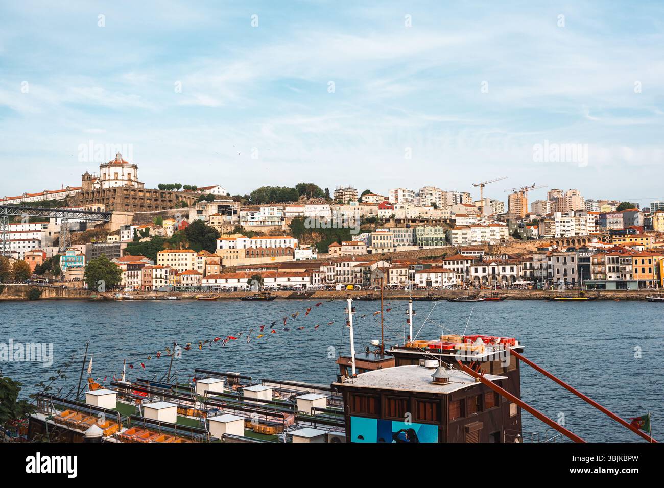 Pittoreschi edifici lungo il fiume e l'architettura iconica lungo il fiume Douro, perfetti per l'ispirazione di viaggio e le guide della città. Porto, Portogallo - 11 giugno 2025 Foto Stock