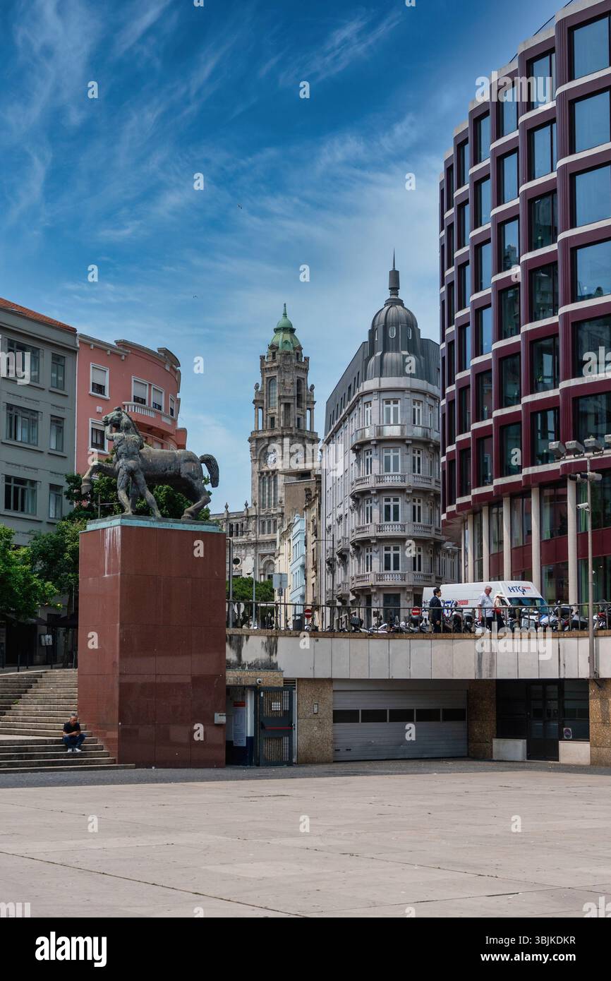 Vivace paesaggio urbano caratterizzato da edifici moderni e storici, una statua di cavallo e una vivace vita urbana a Porto, Portogallo - 11 giugno 2025 Foto Stock