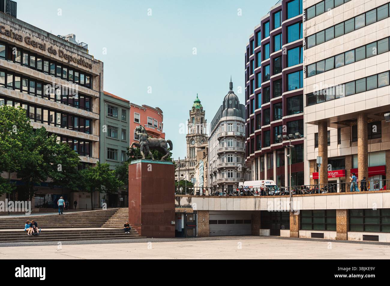 Vivace piazza cittadina di Porto, caratterizzata da edifici moderni, architettura storica e un'importante statua a cavallo, ideale per l'esplorazione urbana. Porto, porto Foto Stock