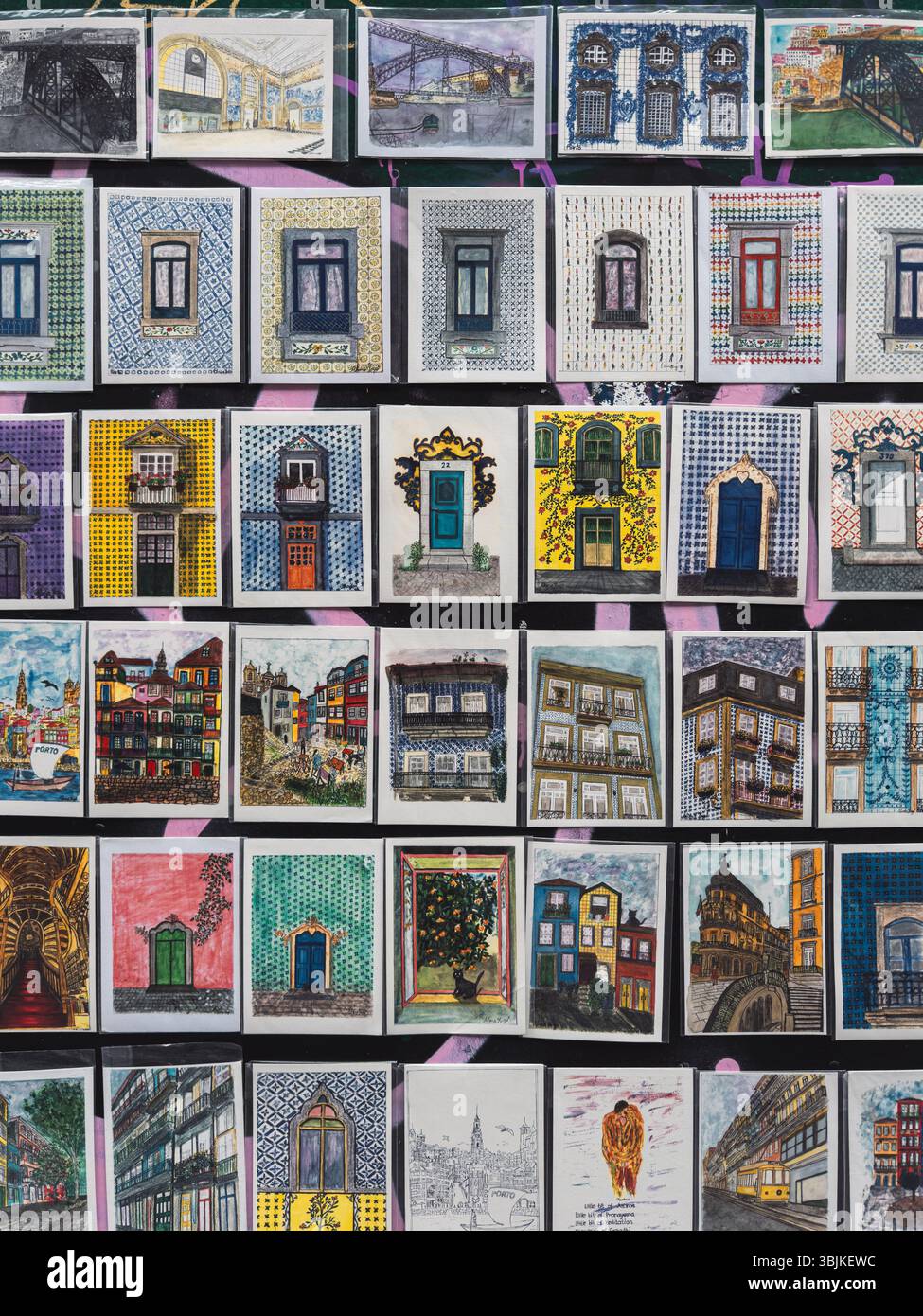 Una vivace collezione di finestre disegnate a mano e stampe d'arte di paesaggi urbani mostra l'architettura iconica di Porto e gli azulejos, perfetti per ispirare i viaggi e l'arredamento. Porto, Portogallo - 11 giugno 2025 Foto Stock