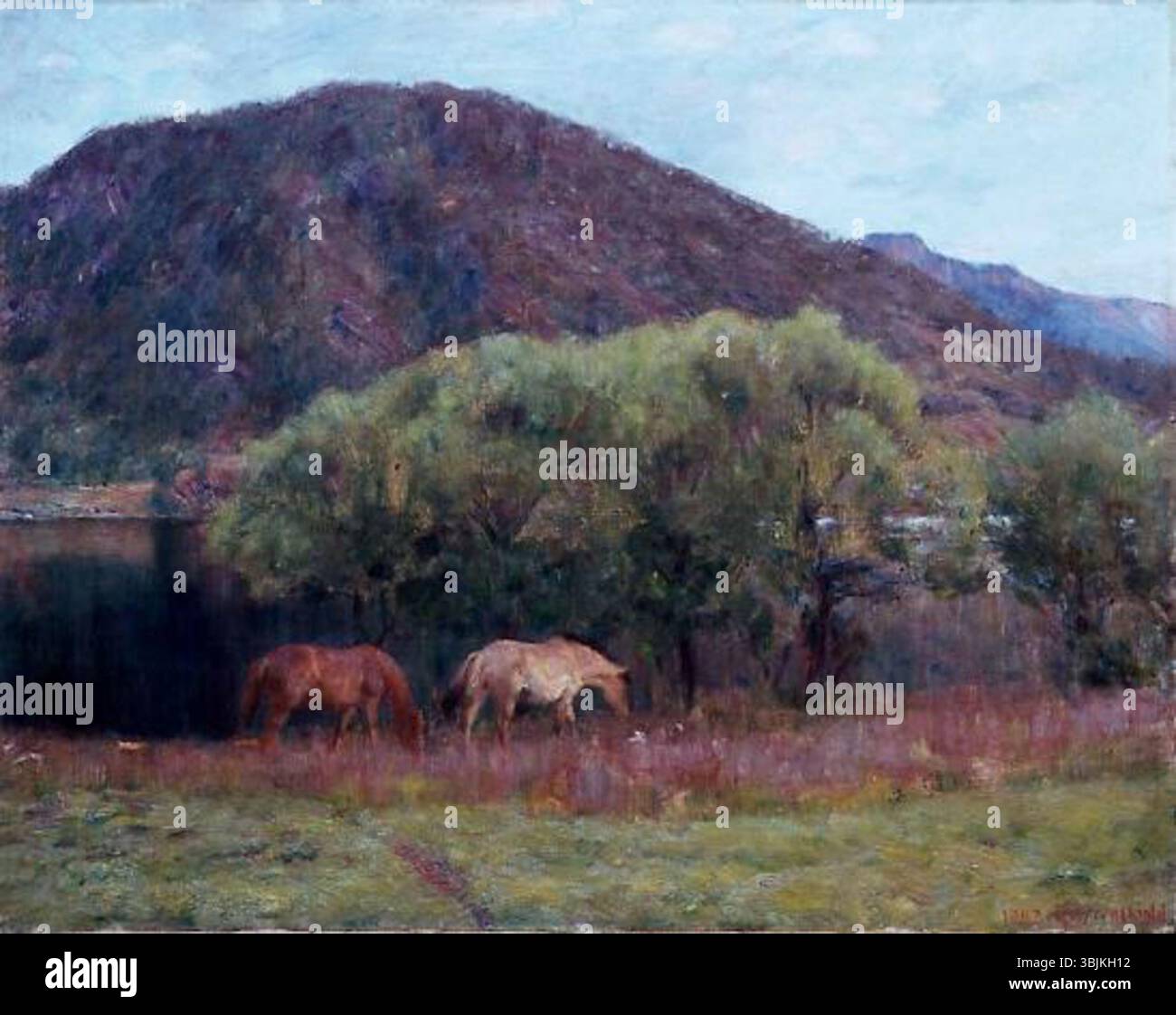 'Summer Evening at Kviteseid' di Erik Werenskiold (1855-1938) è un dipinto a olio su tela creato nel 1893. L'opera d'arte raffigura una tranquilla scena serale estiva a Kviteseid, catturando la bellezza della campagna norvegese. Foto Stock