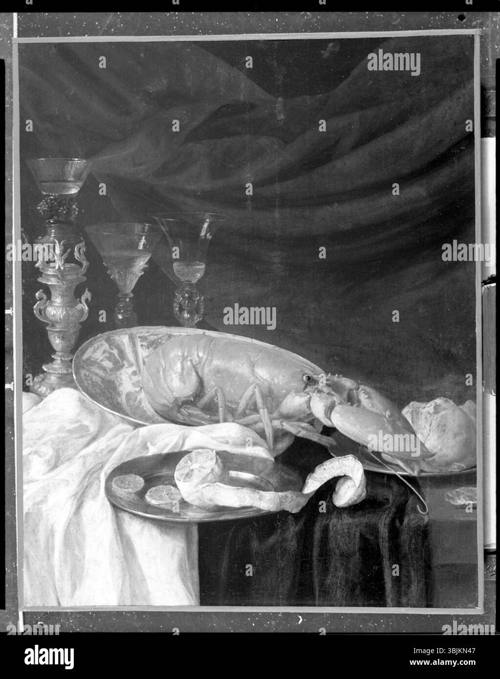 Quest'olio su tela nature morte, attribuito a Christiaan Luycks, presenta un'aragosta su un tavolo con vetreria e frutta, resa con realismo dettagliato nella tradizione fiamminga. Foto Stock