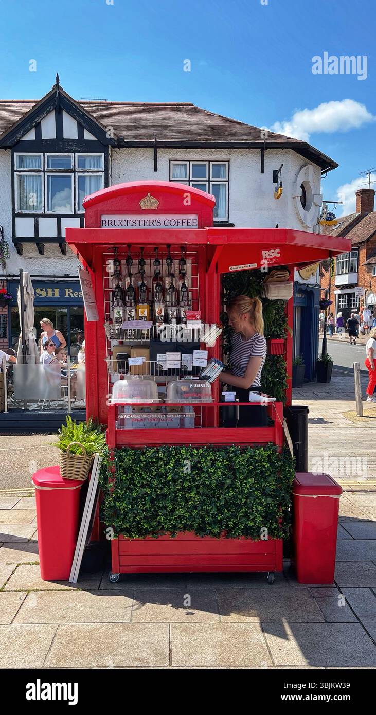 Il piccolo chiosco del caffè Brucester's si trova in una classica vecchia cabina telefonica rossa nel centro di Stratford-upon-Avon, Warwickshire, Regno Unito Foto Stock