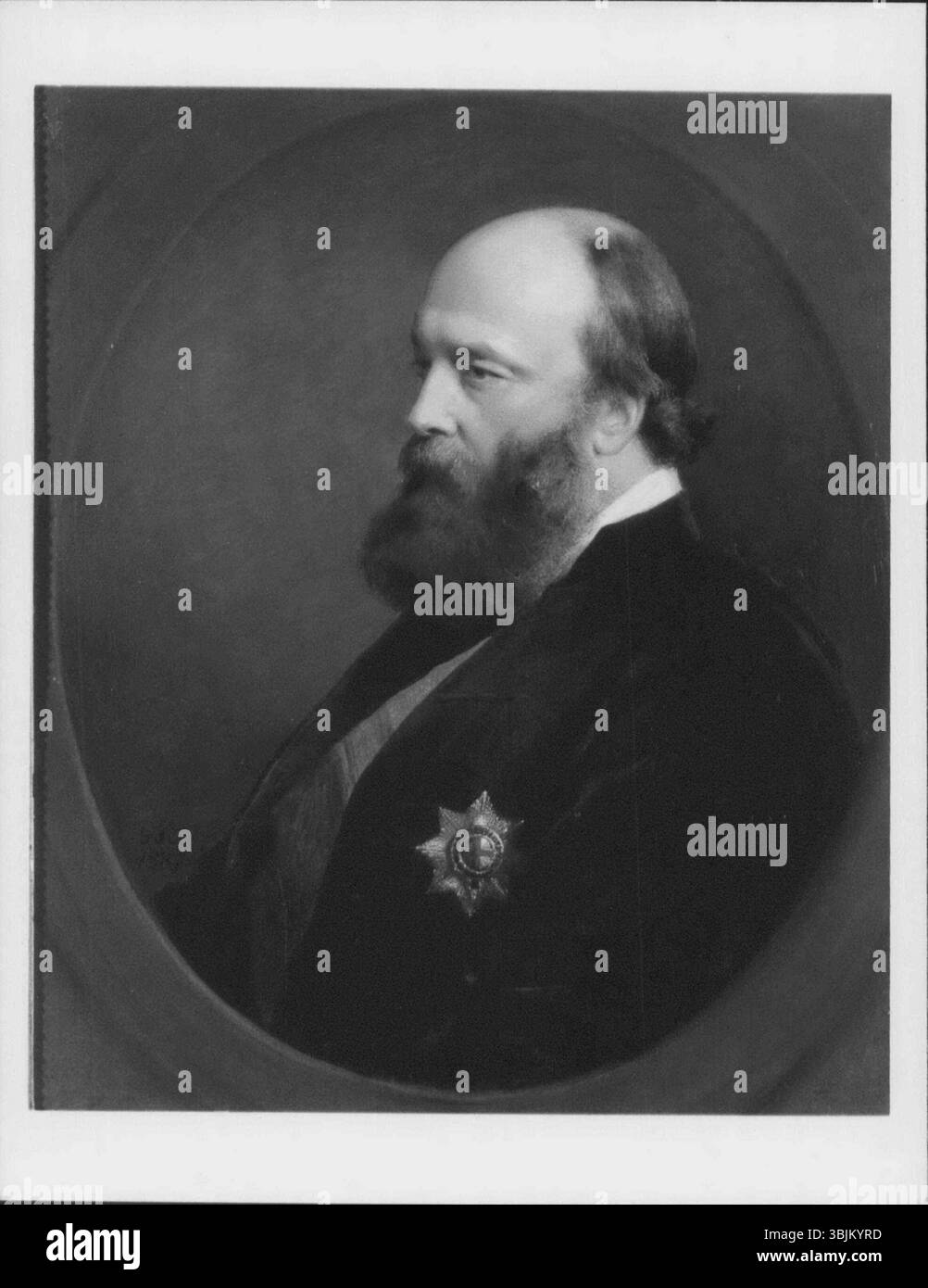 Il ritratto di George Richmond del 1887 di Robert Gascoyne-Cecil, III marchese di Salisbury, presenta il famoso politico britannico in abbigliamento formale. Il dipinto ad olio riflette il background aristocratico di Salisbury e la sua importanza nella politica britannica durante la fine del XIX secolo. Foto Stock