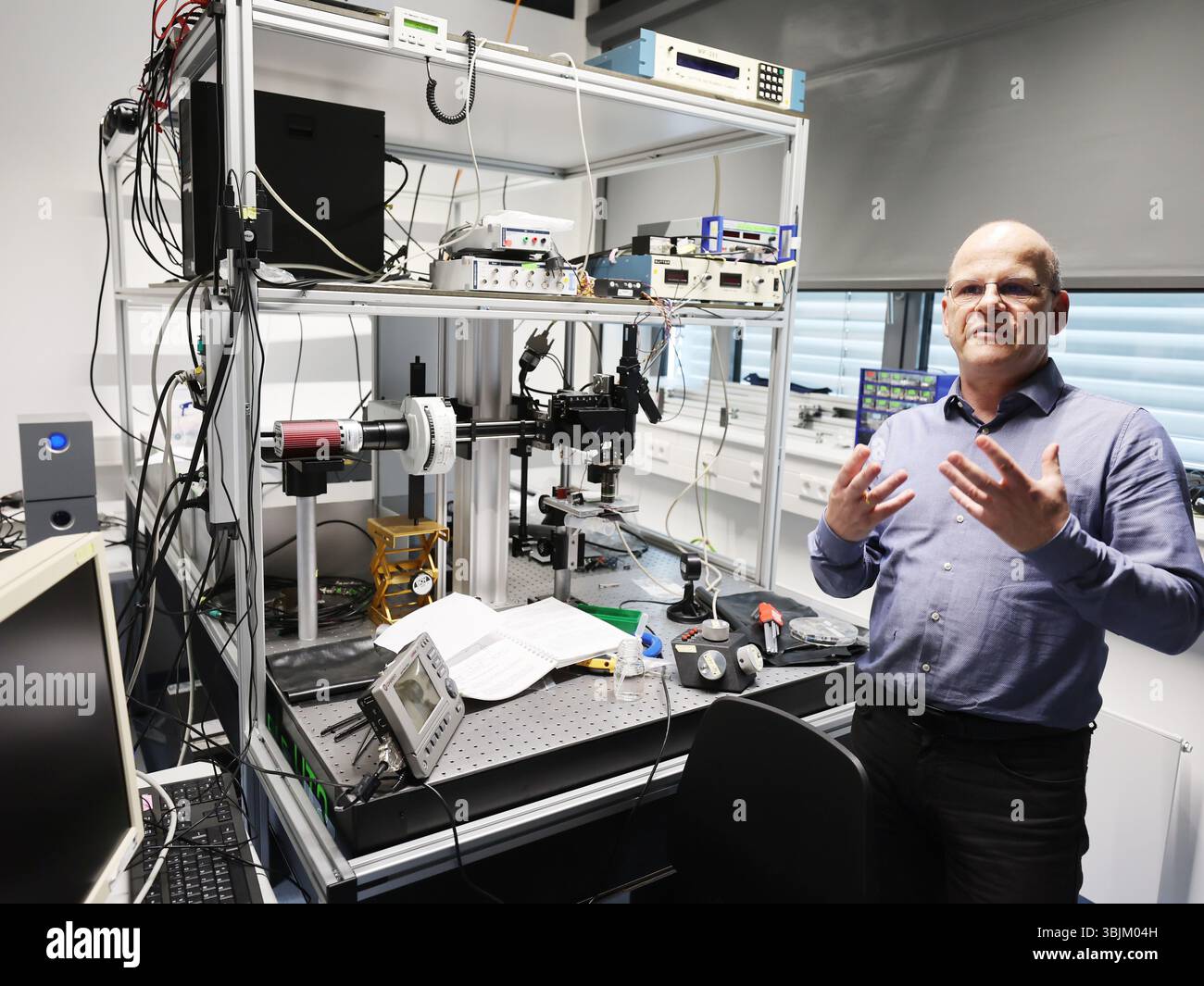 Jena, Germania. 16 giugno 2025. Knut Holthoff, ricercatore associato presso l'ospedale universitario di Jena, si trova in una sala di ricerca durante una visita stampa del nuovo edificio per la ricerca medica applicata. Il Centro di Medicina transnazionale, CeTraMed, conduce, tra le altre cose, ricerche sulle cellule staminali. Credito: Bodo Schackow/dpa/Alamy Live News Foto Stock