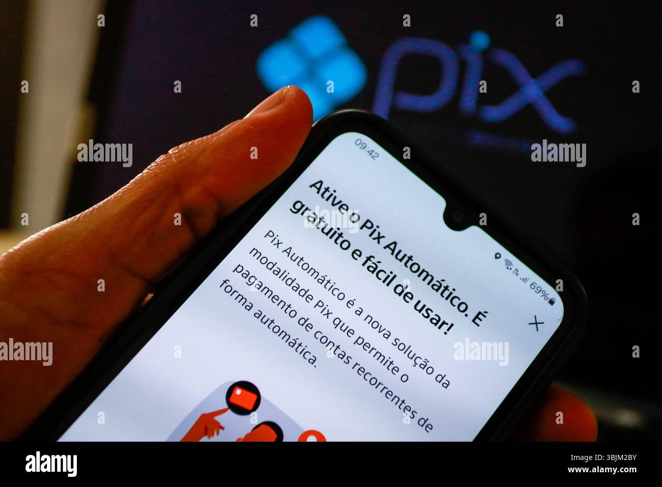 São PAOLO, SP - 16.06.2025: INICIA HOJE sistema PIX AUTOMáTICO - Automatic Pix inizierà ad operare questo lunedì (16) all'interno dell'ecosistema Pix, generando interesse e aspettative sia nel settore finanziario che tra fornitori di servizi e consumatori. Il servizio promette di semplificare la vita degli utenti con pagamenti ricorrenti, come tariffe mensili, abbonamenti e bollette fisse, e di ampliare l'accesso alle soluzioni di pagamento digitale. (Foto: Aloisio Mauricio/Fotoarena) Foto Stock