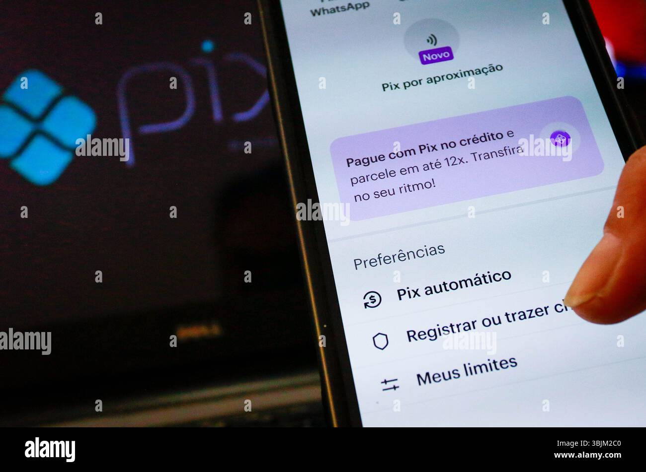 São PAOLO, SP - 16.06.2025: INICIA HOJE sistema PIX AUTOMáTICO - Automatic Pix inizierà ad operare questo lunedì (16) all'interno dell'ecosistema Pix, generando interesse e aspettative sia nel settore finanziario che tra fornitori di servizi e consumatori. Il servizio promette di semplificare la vita degli utenti con pagamenti ricorrenti, come tariffe mensili, abbonamenti e bollette fisse, e di ampliare l'accesso alle soluzioni di pagamento digitale. (Foto: Aloisio Mauricio/Fotoarena) Foto Stock