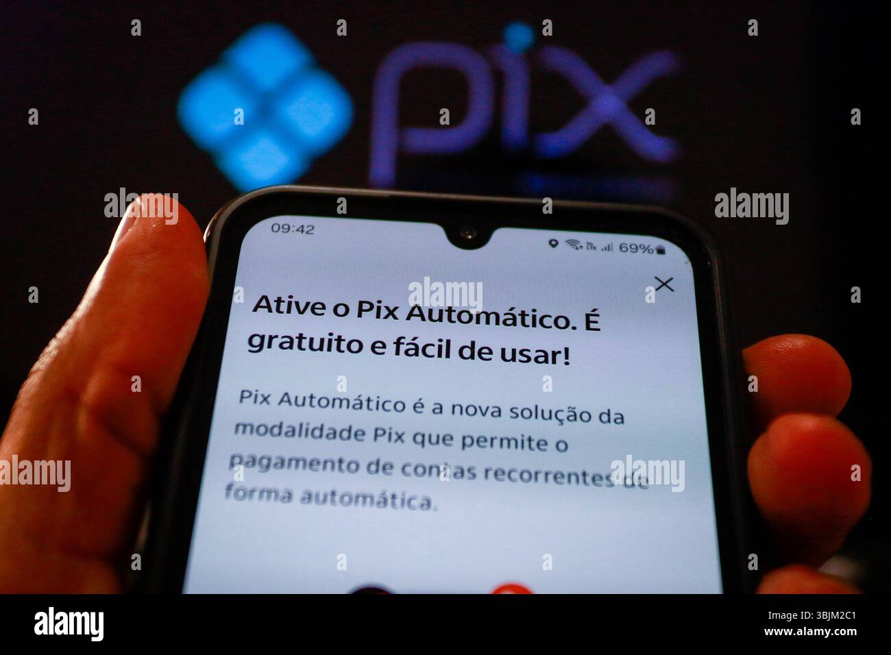 São PAOLO, SP - 16.06.2025: INICIA HOJE sistema PIX AUTOMáTICO - Automatic Pix inizierà ad operare questo lunedì (16) all'interno dell'ecosistema Pix, generando interesse e aspettative sia nel settore finanziario che tra fornitori di servizi e consumatori. Il servizio promette di semplificare la vita degli utenti con pagamenti ricorrenti, come tariffe mensili, abbonamenti e bollette fisse, e di ampliare l'accesso alle soluzioni di pagamento digitale. (Foto: Aloisio Mauricio/Fotoarena) Foto Stock