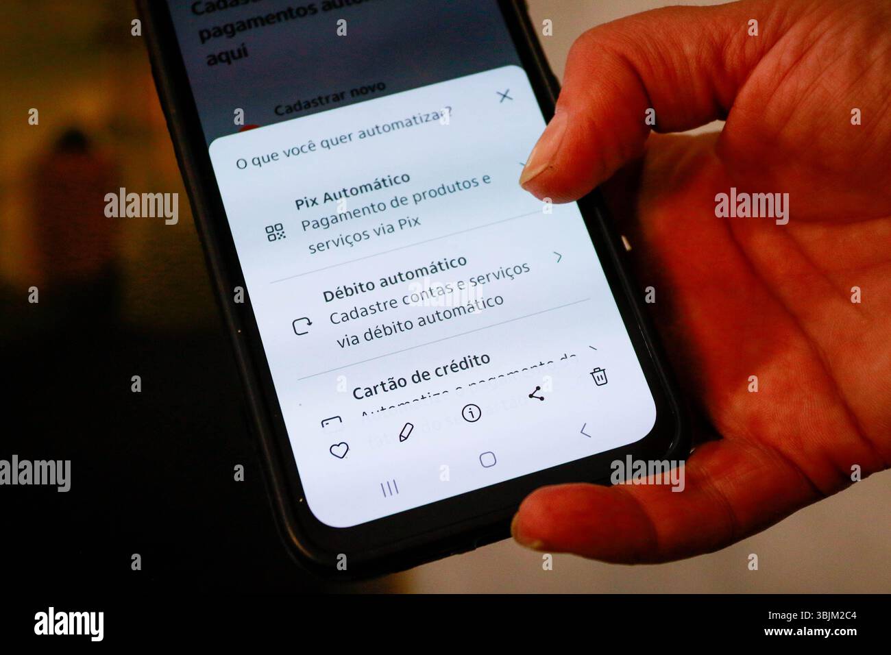 São PAOLO, SP - 16.06.2025: INICIA HOJE sistema PIX AUTOMáTICO - Automatic Pix inizierà ad operare questo lunedì (16) all'interno dell'ecosistema Pix, generando interesse e aspettative sia nel settore finanziario che tra fornitori di servizi e consumatori. Il servizio promette di semplificare la vita degli utenti con pagamenti ricorrenti, come tariffe mensili, abbonamenti e bollette fisse, e di ampliare l'accesso alle soluzioni di pagamento digitale. (Foto: Aloisio Mauricio/Fotoarena) Foto Stock