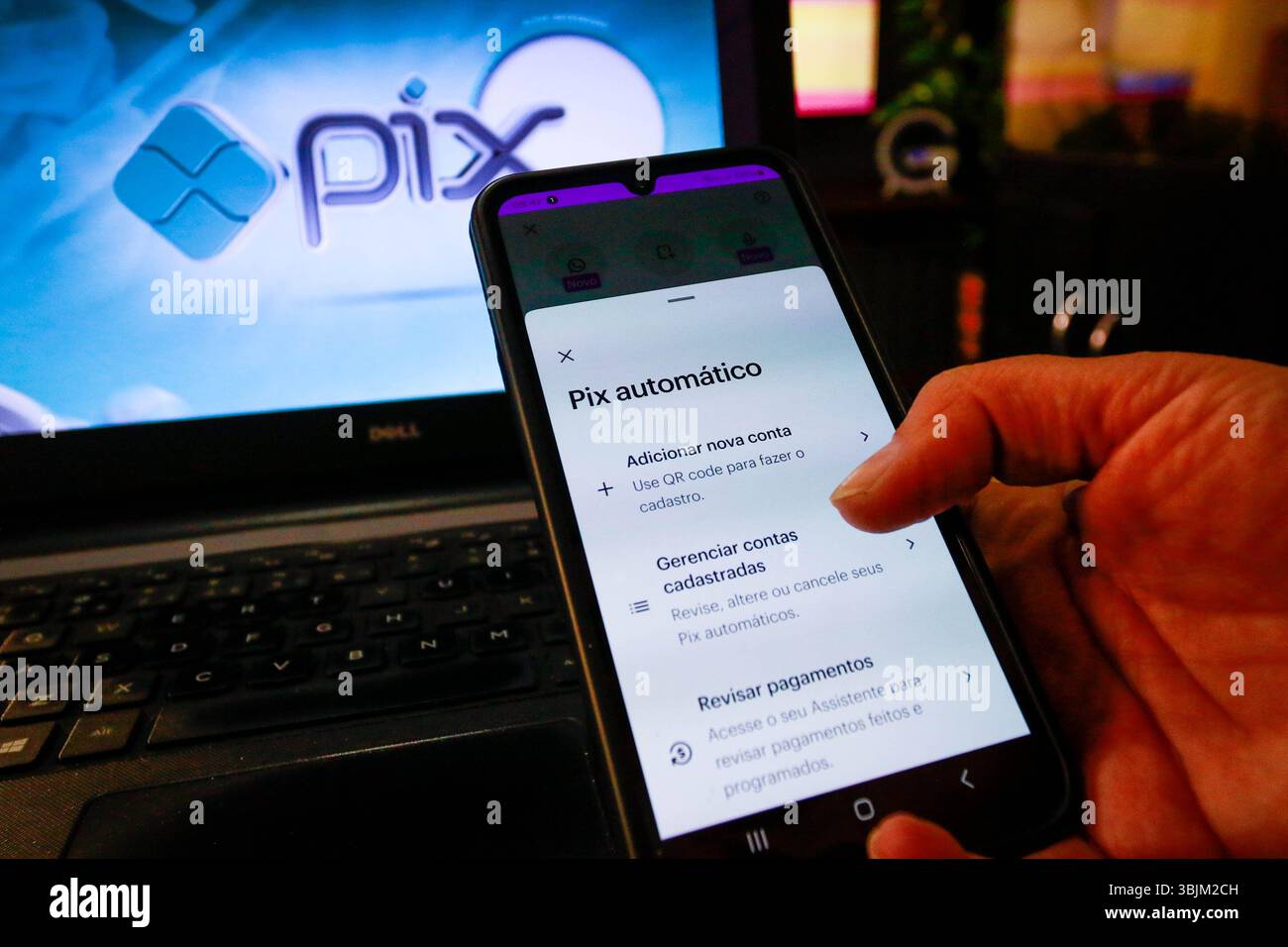 São PAOLO, SP - 16.06.2025: INICIA HOJE sistema PIX AUTOMáTICO - Automatic Pix inizierà ad operare questo lunedì (16) all'interno dell'ecosistema Pix, generando interesse e aspettative sia nel settore finanziario che tra fornitori di servizi e consumatori. Il servizio promette di semplificare la vita degli utenti con pagamenti ricorrenti, come tariffe mensili, abbonamenti e bollette fisse, e di ampliare l'accesso alle soluzioni di pagamento digitale. (Foto: Aloisio Mauricio/Fotoarena) Foto Stock