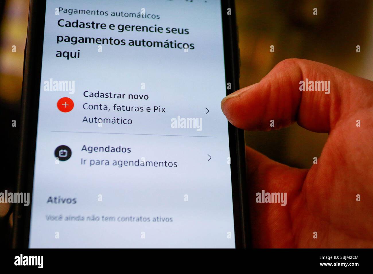 São PAOLO, SP - 16.06.2025: INICIA HOJE sistema PIX AUTOMáTICO - Automatic Pix inizierà ad operare questo lunedì (16) all'interno dell'ecosistema Pix, generando interesse e aspettative sia nel settore finanziario che tra fornitori di servizi e consumatori. Il servizio promette di semplificare la vita degli utenti con pagamenti ricorrenti, come tariffe mensili, abbonamenti e bollette fisse, e di ampliare l'accesso alle soluzioni di pagamento digitale. (Foto: Aloisio Mauricio/Fotoarena) Foto Stock