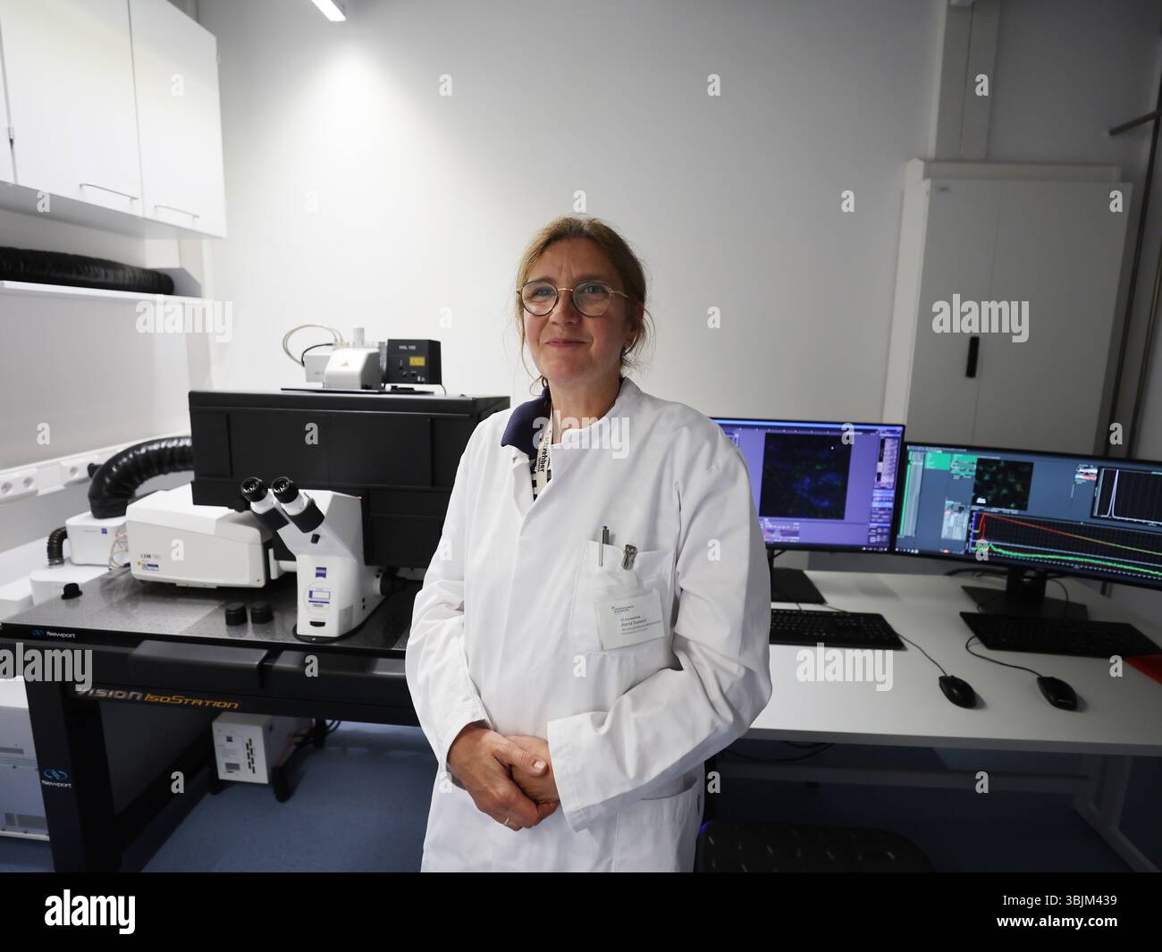 Jena, Germania. 16 giugno 2025. Astrid Tannert, ricercatore associato presso l'ospedale universitario di Jena, si trova in una sala di ricerca durante una visita stampa del nuovo edificio per la ricerca medica applicata. Il Centro di Medicina transnazionale, CeTraMed, conduce, tra le altre cose, ricerche sulle cellule staminali. Credito: Bodo Schackow/dpa/Alamy Live News Foto Stock
