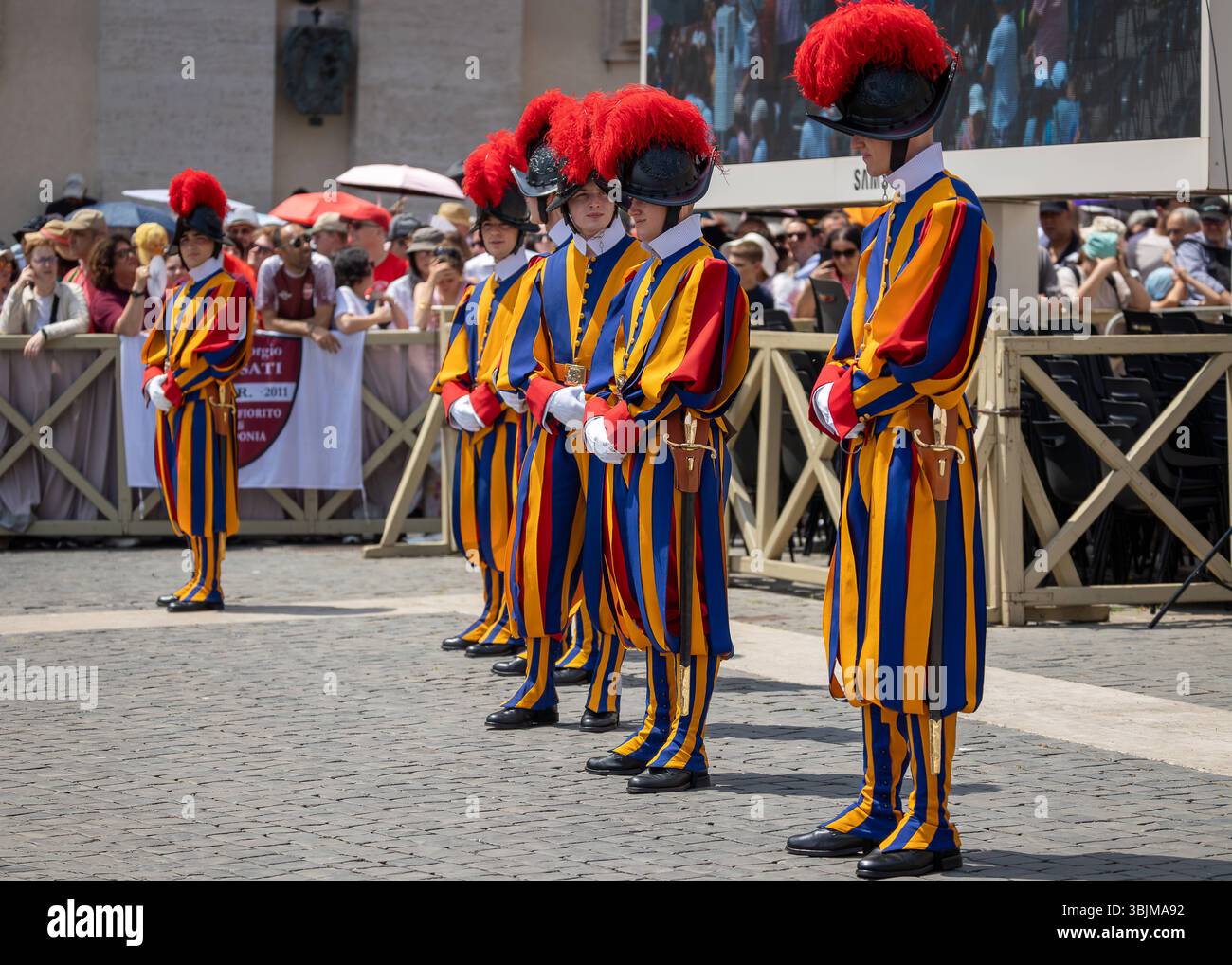 La Pontificia Guardia Svizzera città del Vaticano - 15 giugno 2025: Soldati della Pontificia Guardia Svizzera, il corpo armato della Santa sede posto a protezione del Papa, in Piazza San Pietro durante le celebrazioni. Città del Vaticano Vaticano Copyright: XGennaroxLeonardix Foto Stock