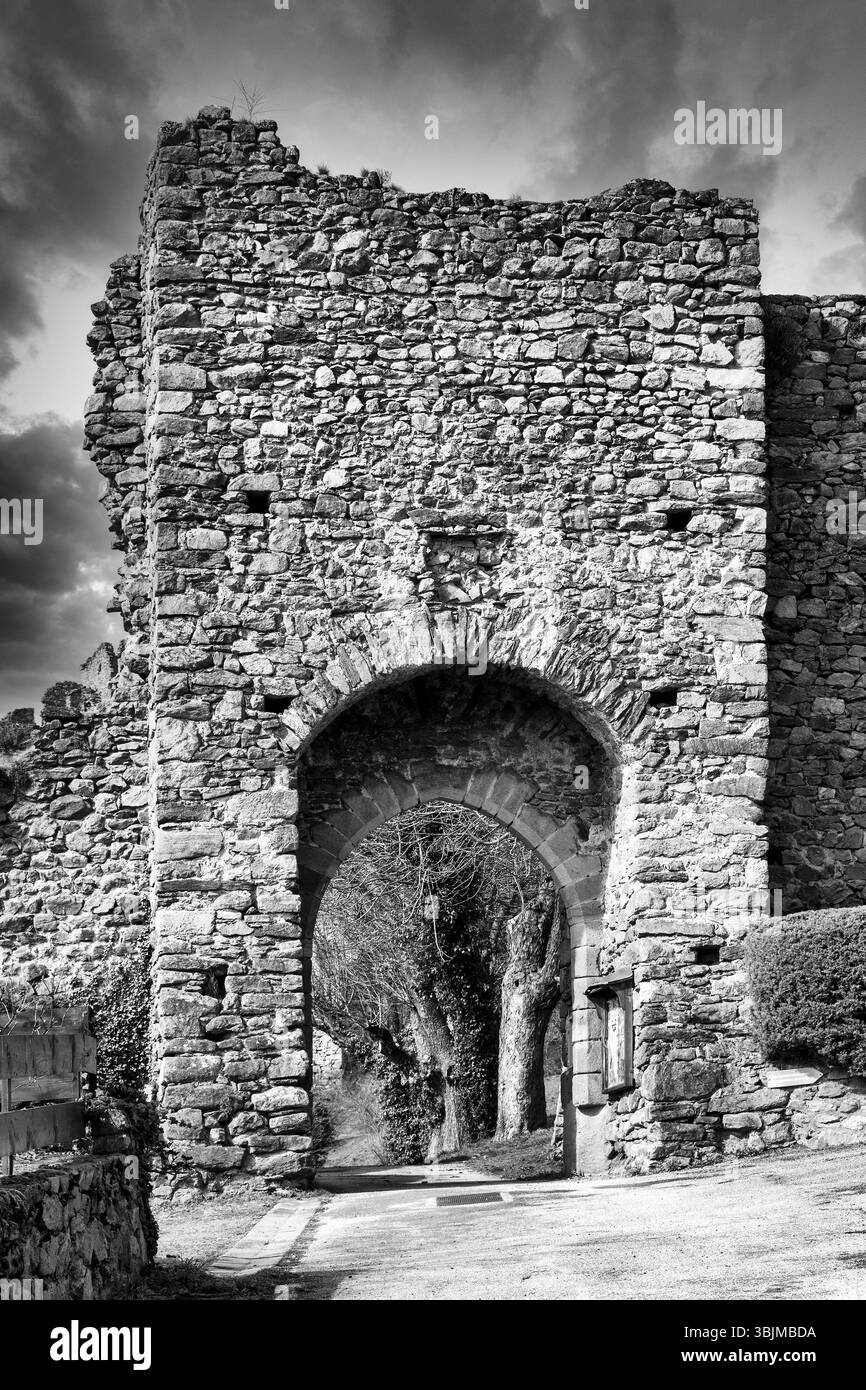 Villaggio di Léotoing. Un vecchio arco in pietra mostra pietre intemprate e disegni intricati, Haute Loire, Alvernia Rodano Alpes, Francia Foto Stock