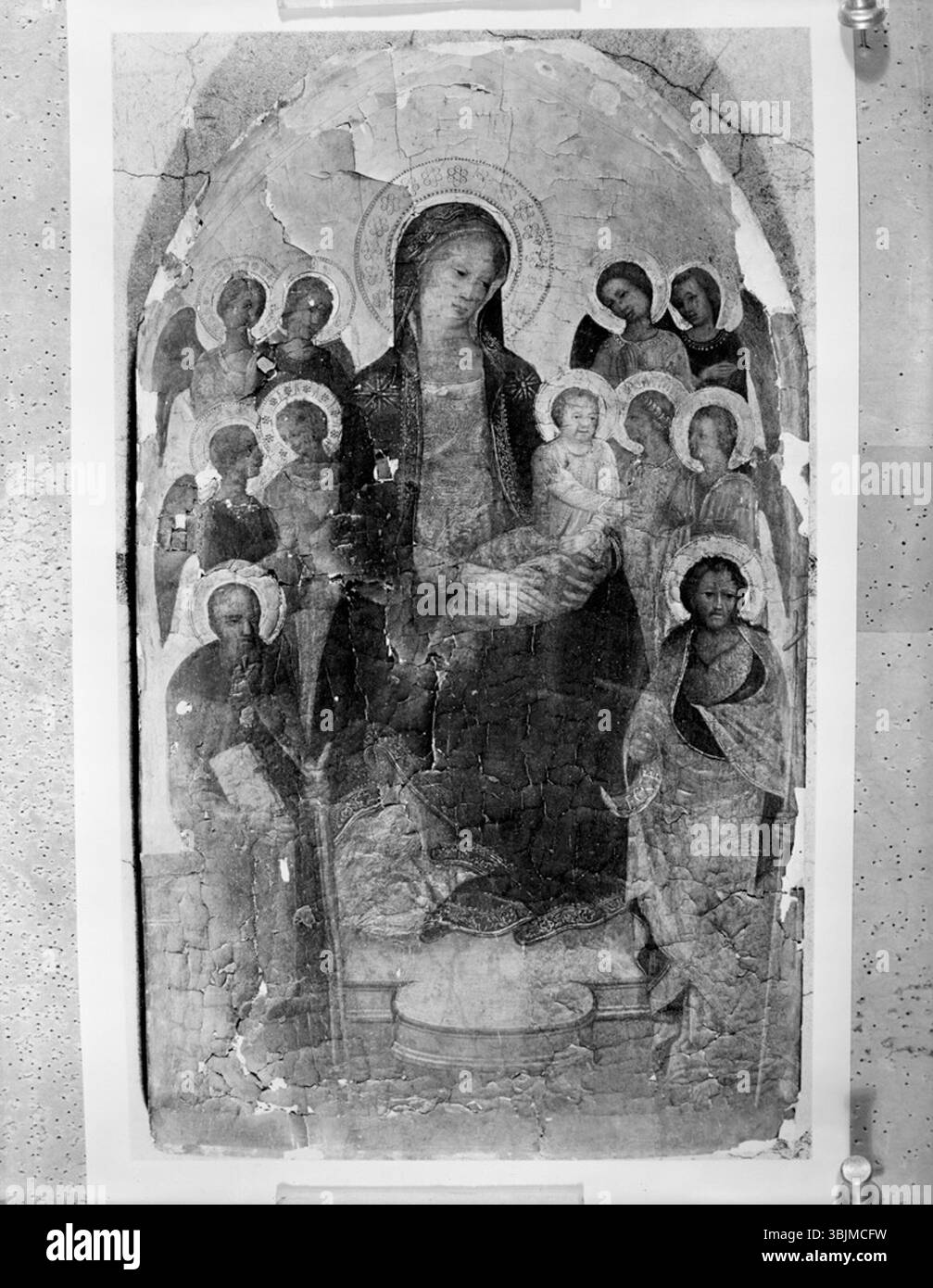 La "Vergine col bambino in trono tra i Santi Antonio Abate e Giovanni Battista" di Giovanni di Francesco Toscani (c. 1410) presenta la Madonna con il bambino in una posizione maestosa e centrale, circondata da santi e angeli in una composizione dettagliata e simbolica. Foto Stock