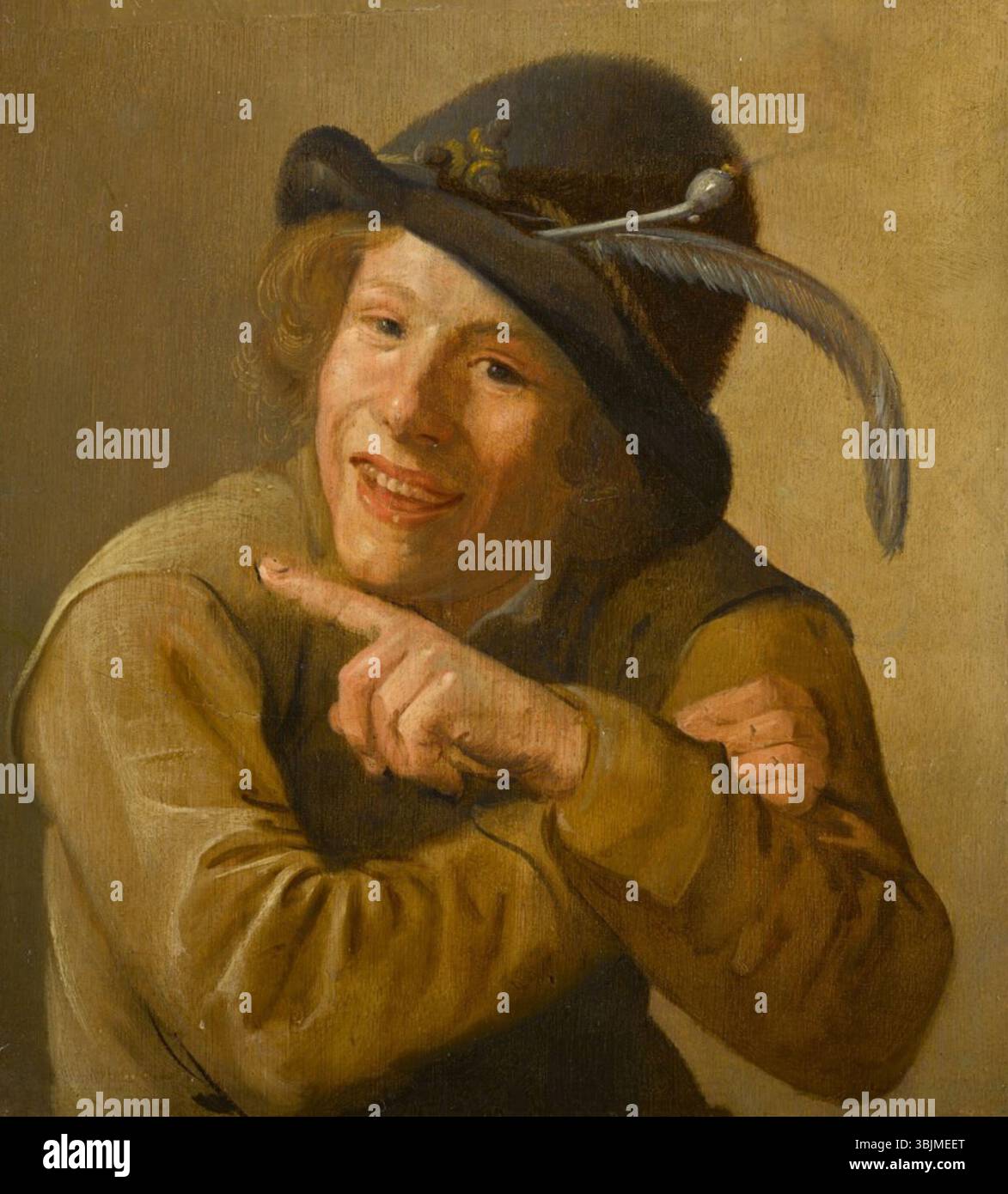 Jan Miense Molenaer's *A Smiling Youth wearing a Black Hat with a Feather and a Clay Pipe in the Brim* (1609-1668) è un ritratto a olio su pannelli di quercia. Il giovane è raffigurato con un affascinante sorriso, vestito alla moda del XVII secolo con un cappello piuma e una pipa. Foto Stock