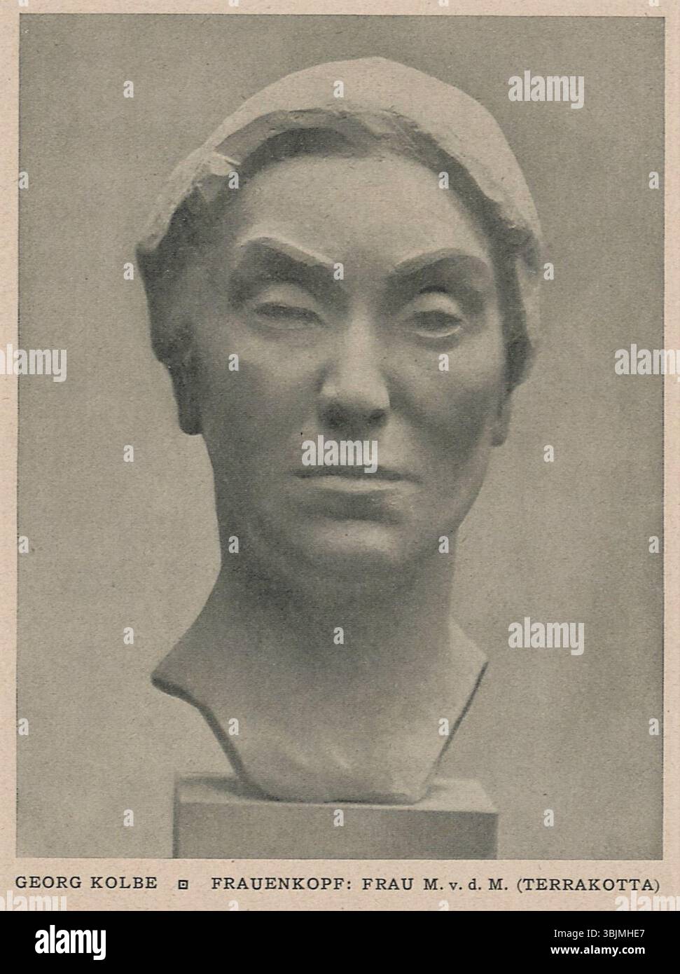 'Büste Frau M. v. d. M.' (Busto di Frau M. v. d. M.) di Georg Kolbe, creato nel 1903, è una scultura di busto in terracotta. L'opera cattura la somiglianza e la personalità del soggetto, mostrando l'abilità di Kolbe nella scultura ritratto in terracotta. Foto Stock
