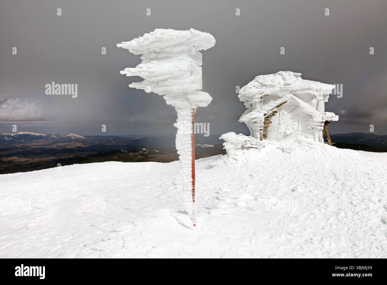 Paesaggio da favola invernale sul Monte Petros in Carpazi, Ucraina vento e neve hanno scolpito forme surreali dalle rovine del rifugio di montagna. Foto Stock